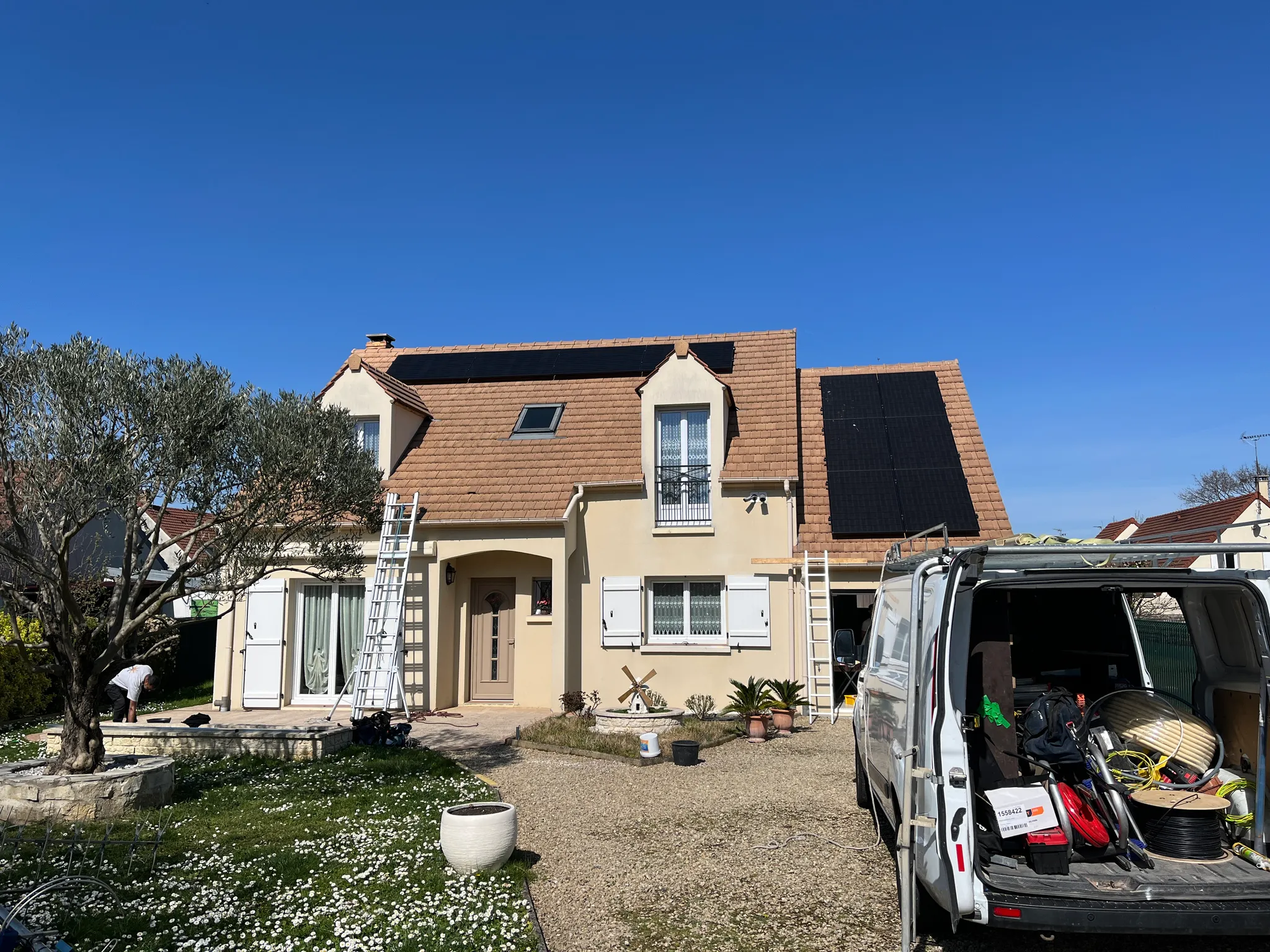 Fin du chantier d'agrandissement, échelles en façade et véhicule d'intervention, à Sannois (95110)