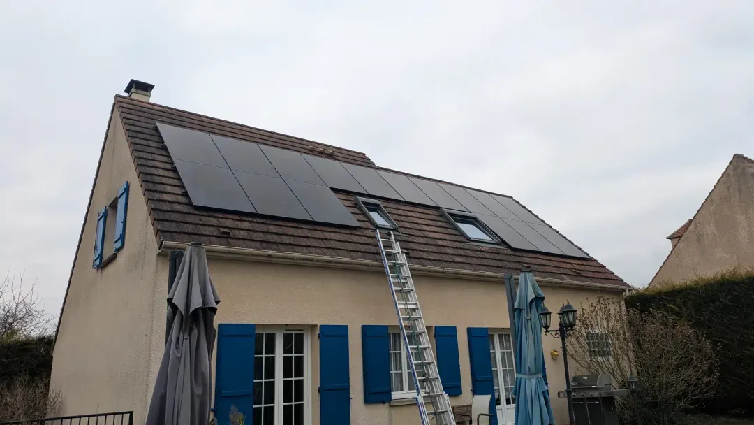 La maison vue du jardin en fin de chantier, les seize modules posés, à Osny (95520)