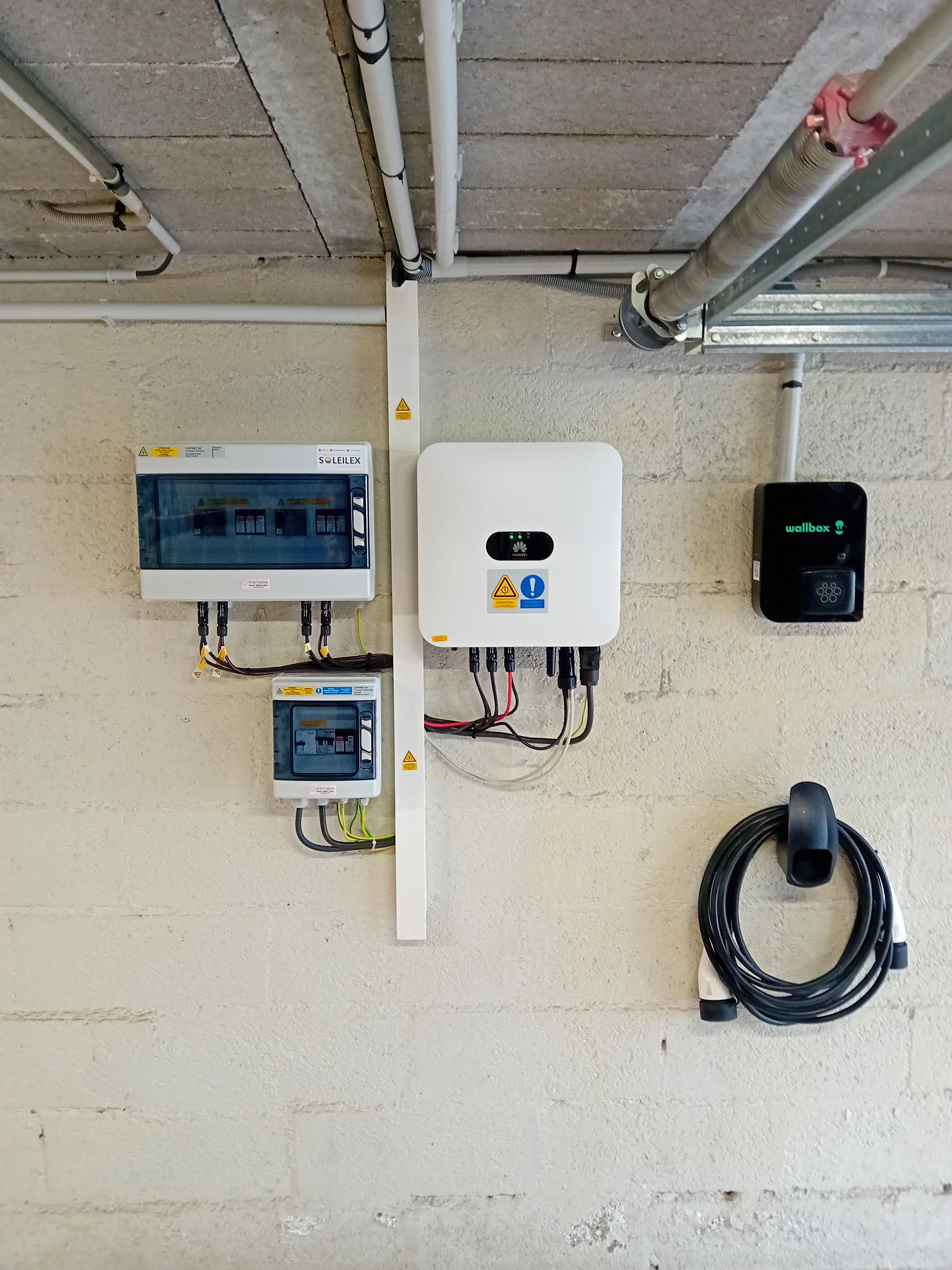 Onduleur Huawei de l'installation existante et coffrets de protection au sous-sol, à Houilles (78800)