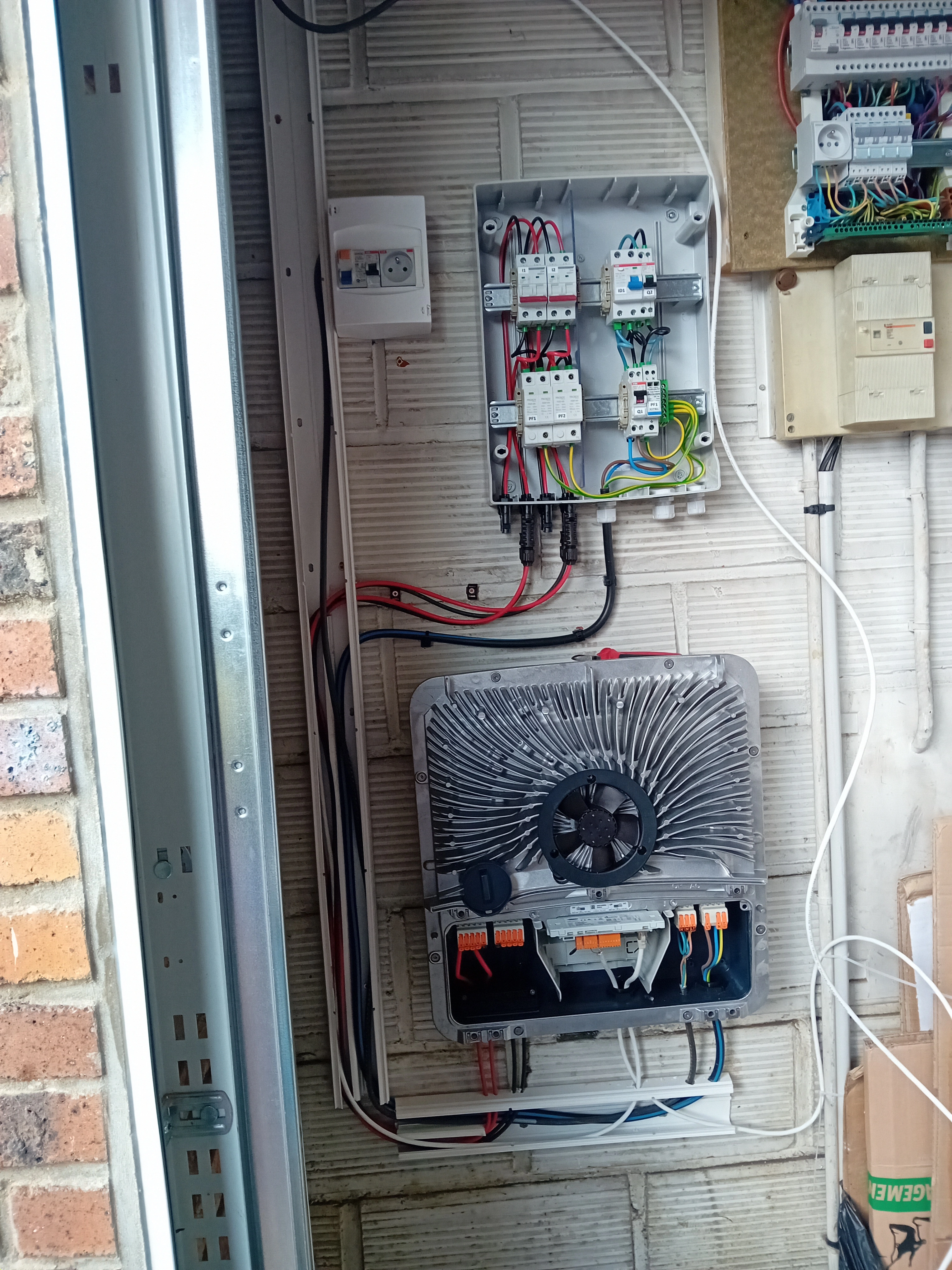Onduleur hybride Fronius Primo GEN24 et coffret de protection en cours de raccordement, à Plaisir (78370)
