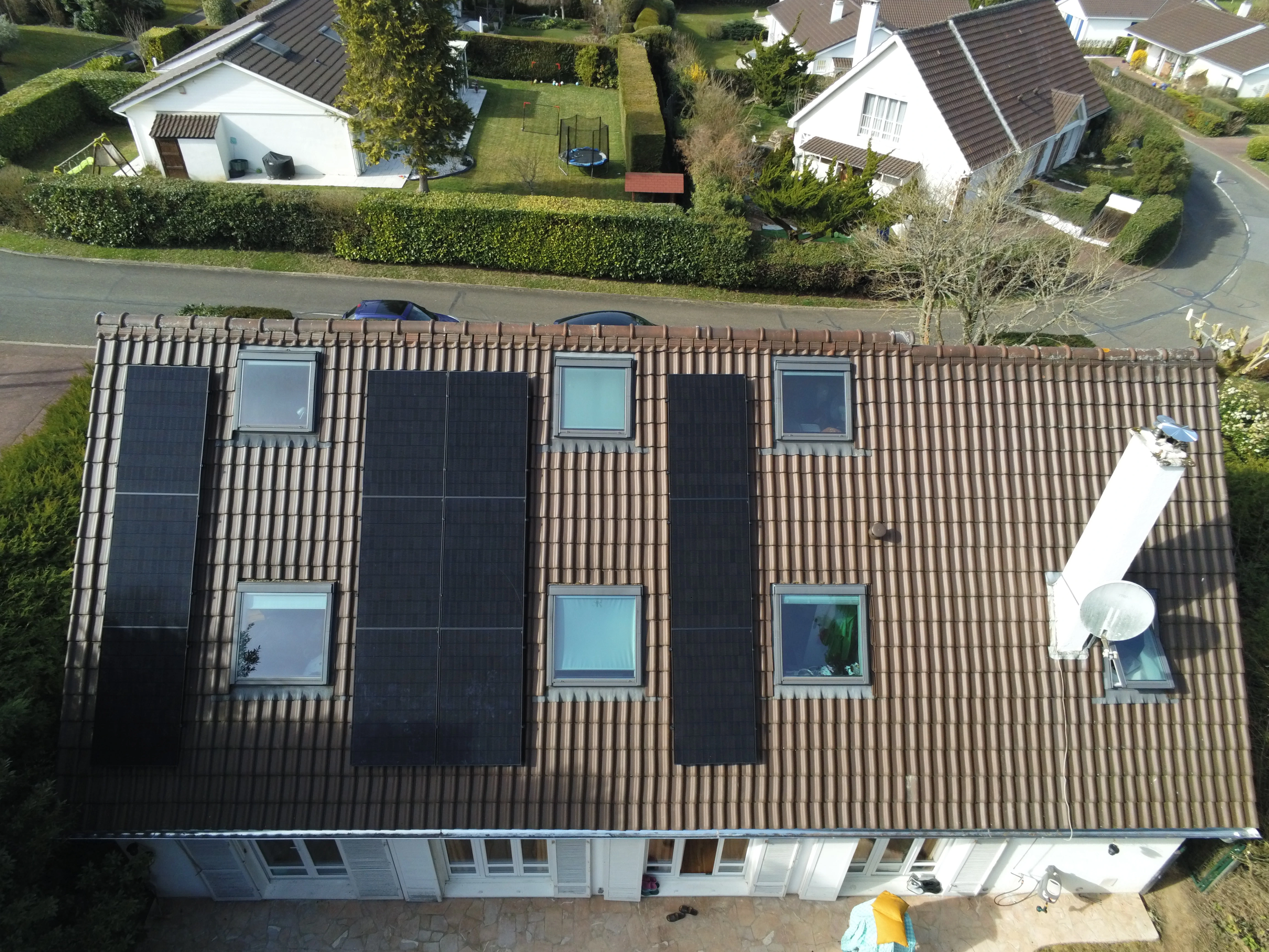 Vue aérienne des douze modules intercalés entre les fenêtres de toit, à Plaisir (78370)