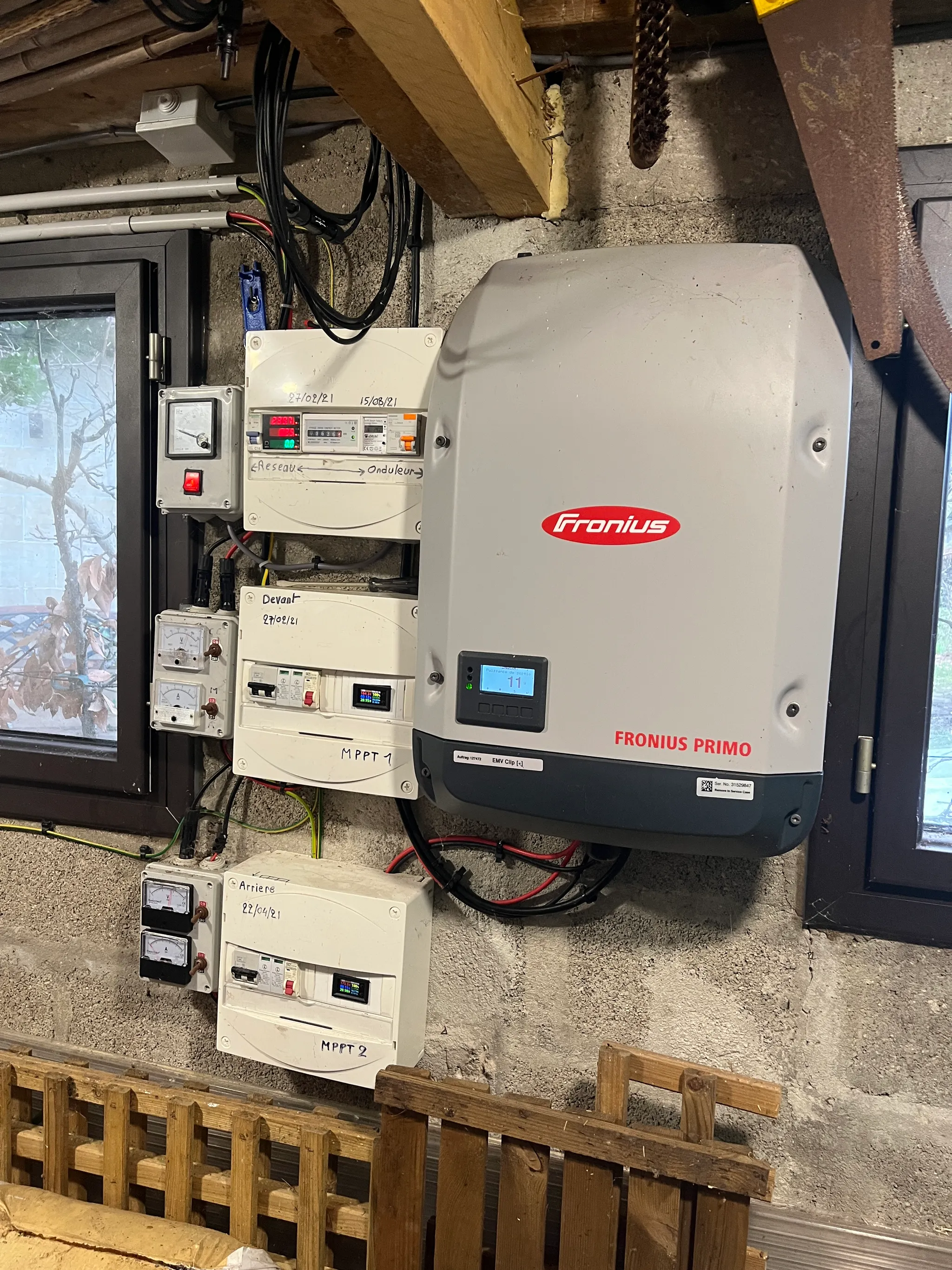 Onduleur Fronius Primo existant et ses coffrets, conservés lors de l'ajout de la batterie, à Vigneux-sur-Seine (91270)