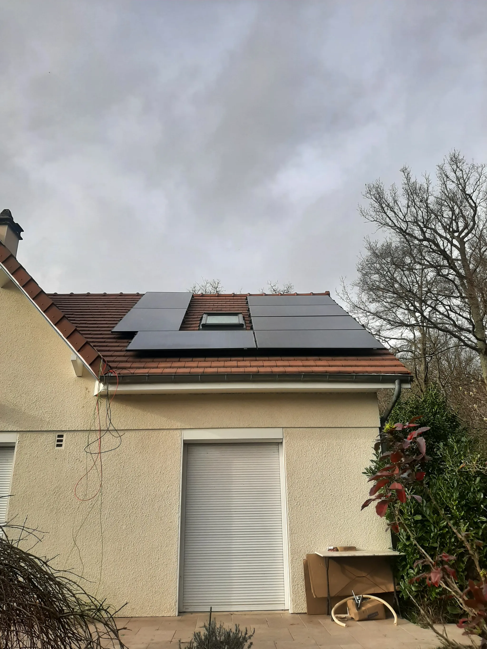 Le second pan en fin de chantier, les modules posés autour de la fenêtre de toit, à Boissettes (77350)