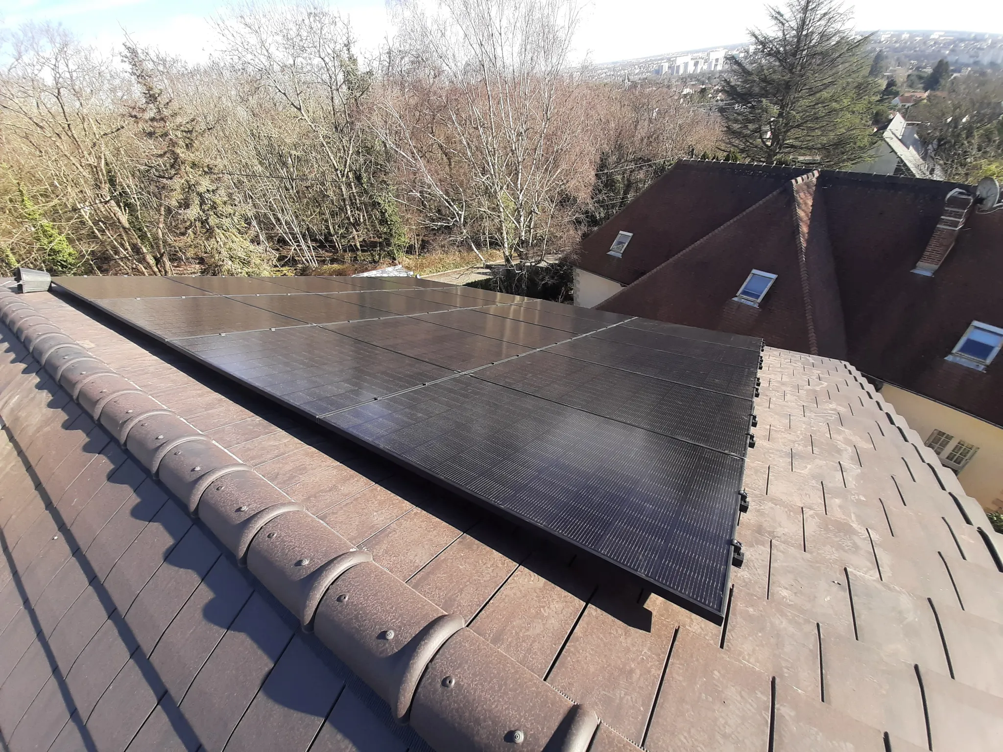 Les vingt modules vus depuis le faîtage, sur la toiture en tuiles mécaniques, à Verrières-le-Buisson (91370)