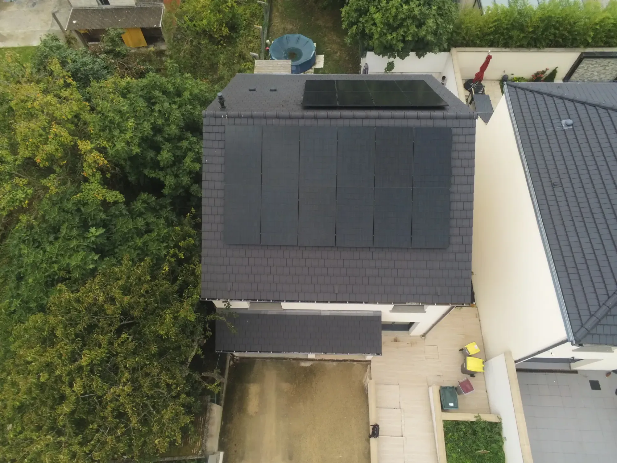 Vue aérienne zénithale : les modules sur les deux pans de la toiture en tuiles mécaniques, à Argenteuil (95100)