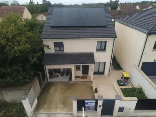 Vue aérienne de la façade, les modules sur le pan avant, à Argenteuil (95100)