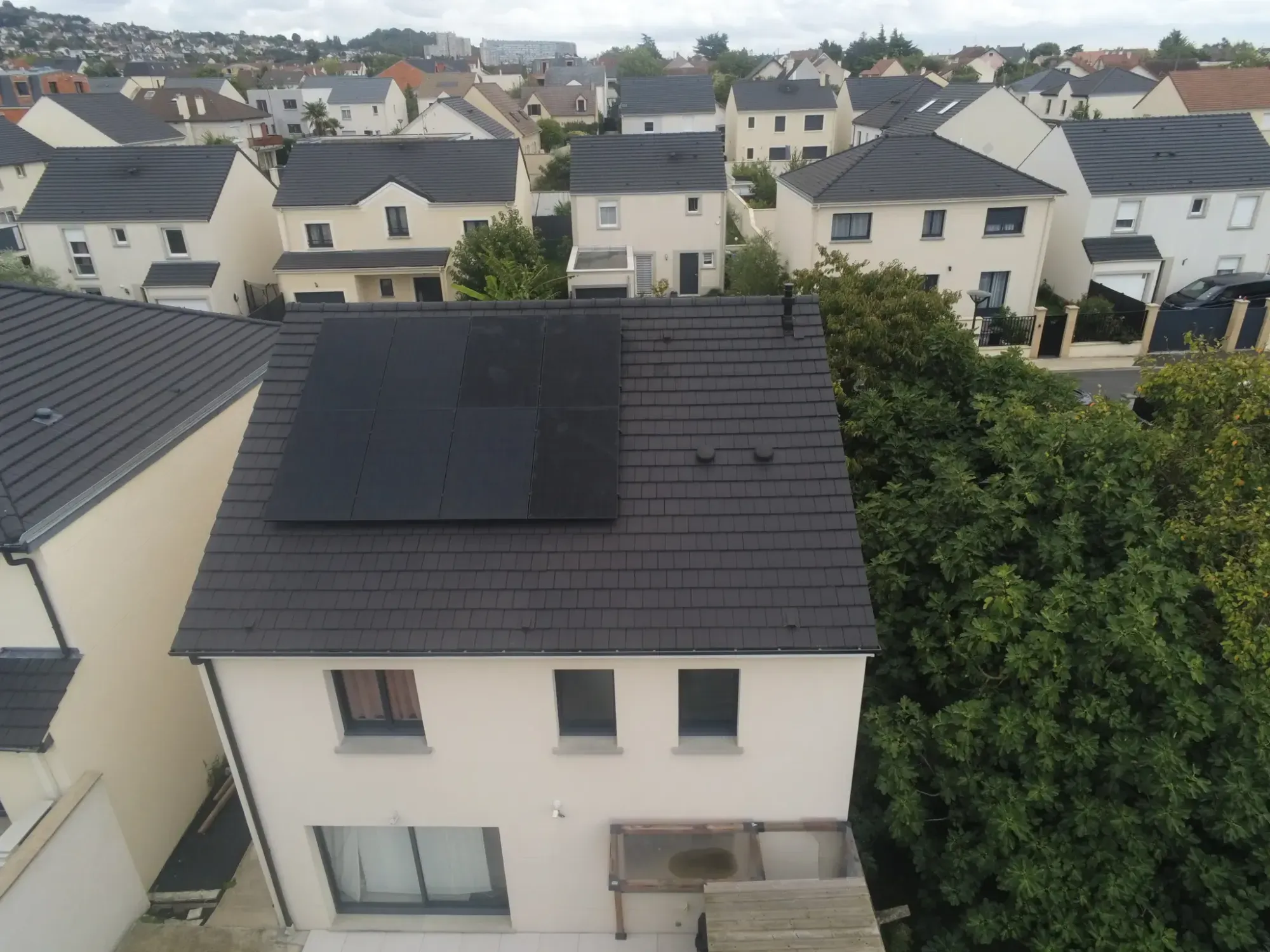 Les modules sur le pan arrière de la toiture, à Argenteuil (95100)