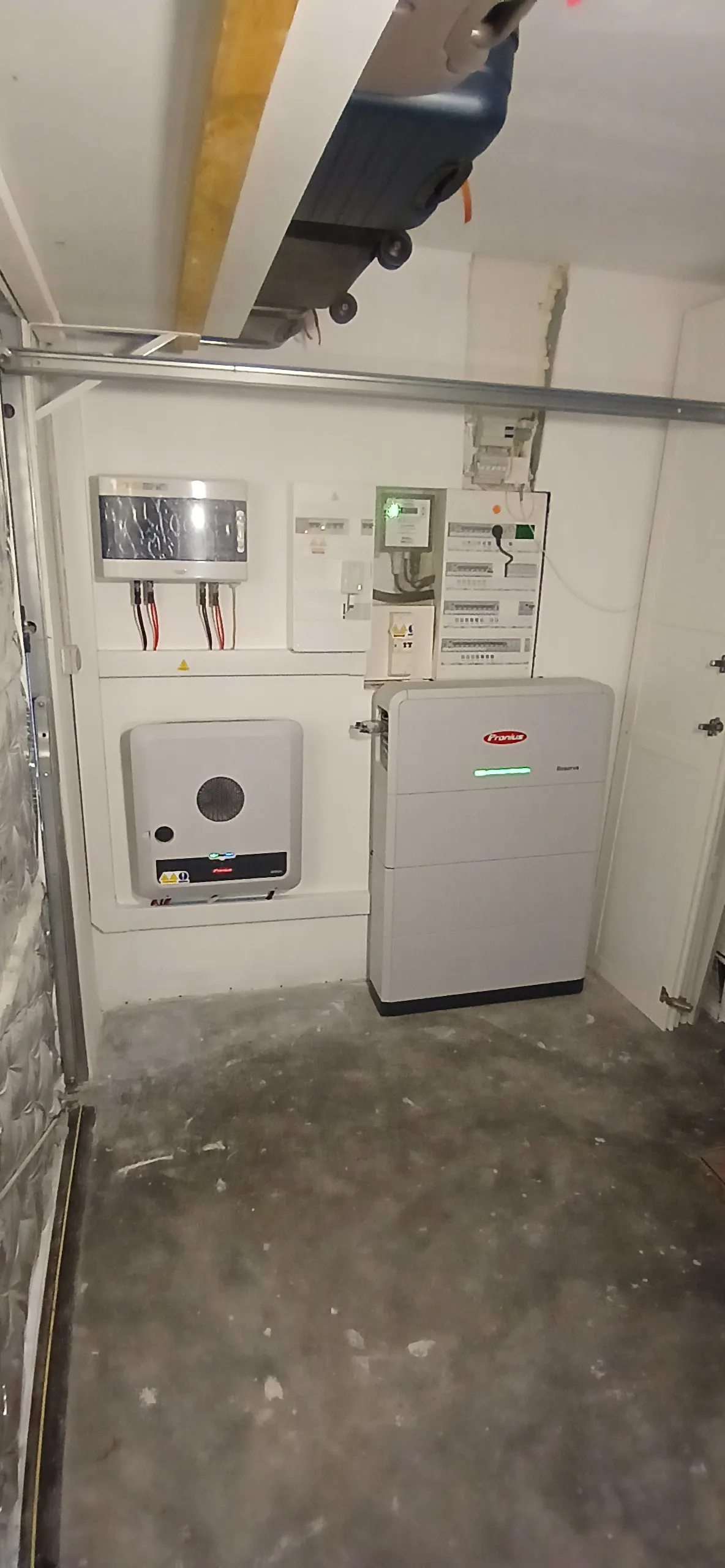 Local technique avec l'onduleur Fronius Primo GEN24, la batterie Fronius Reserva de 9,45 kWh et les coffrets, à Fontaine-sous-Jouy (27120)