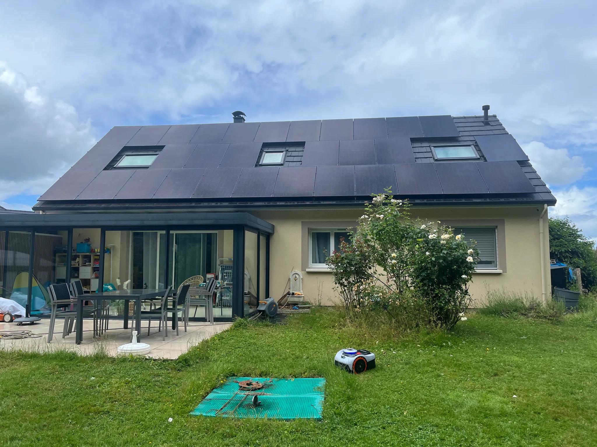 La maison et ses trente modules vus du jardin, à Fontaine-sous-Jouy (27120)