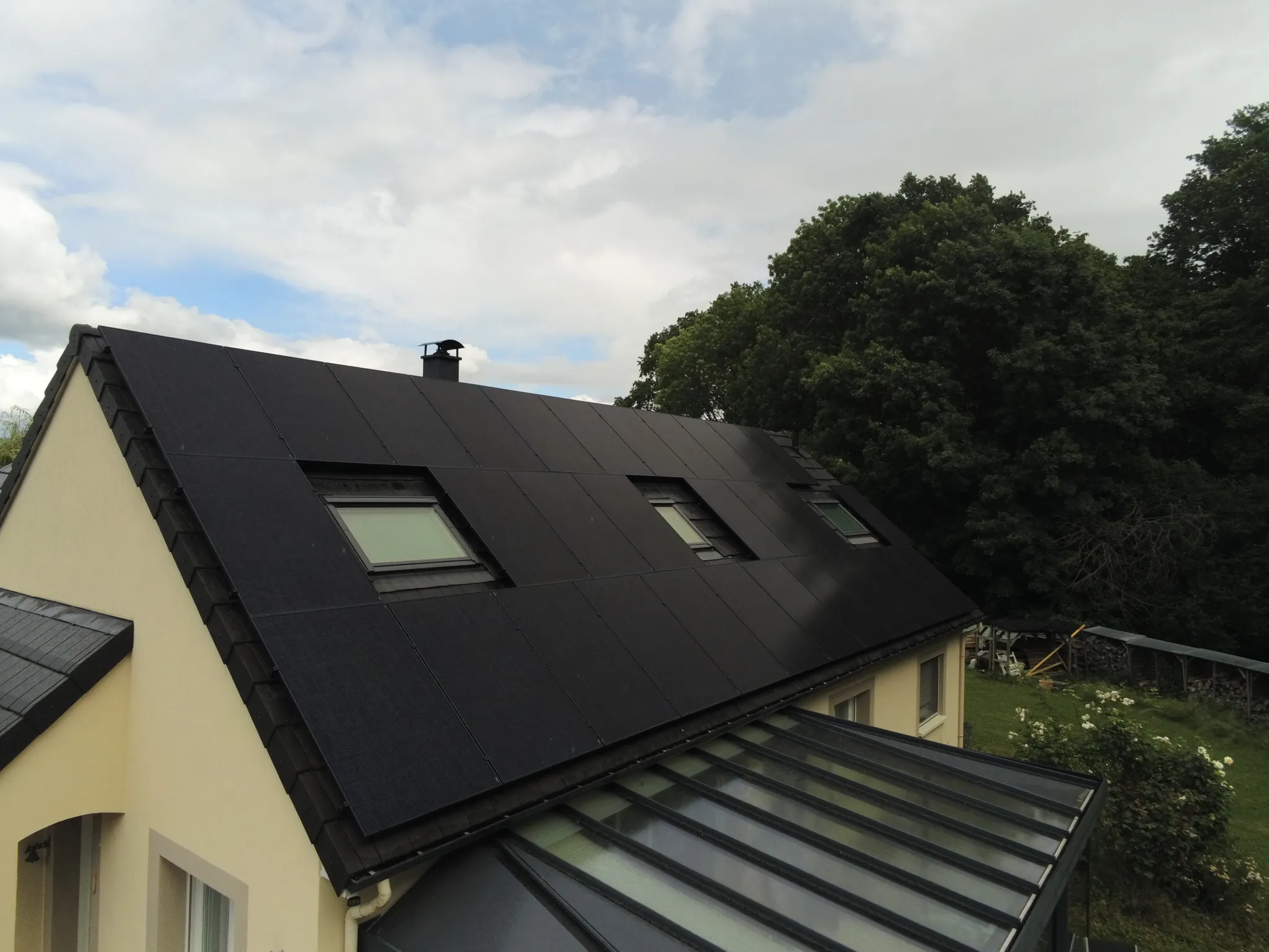 Le pan de toiture entièrement couvert de modules, en plan rapproché, à Fontaine-sous-Jouy (27120)