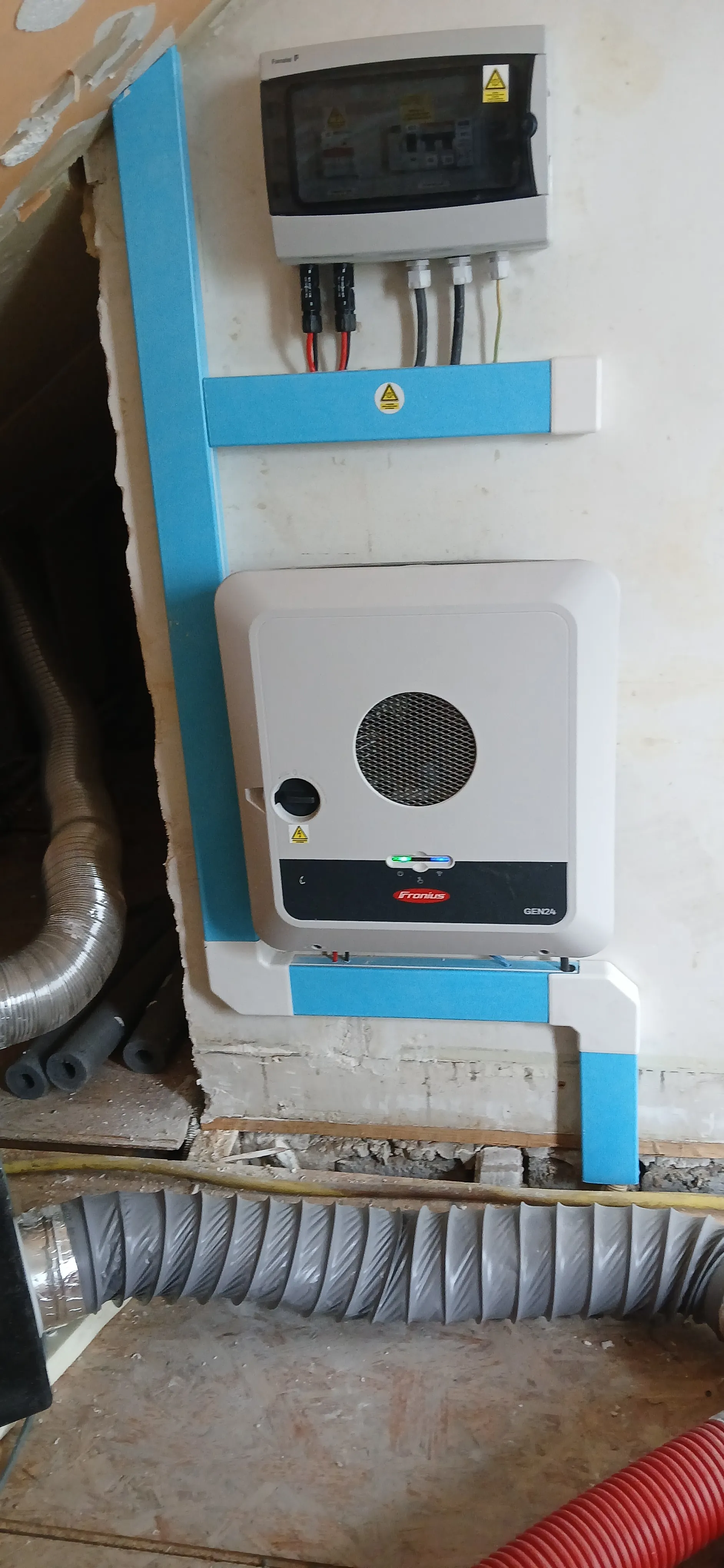 Onduleur Fronius Primo GEN24 et coffret de protection, les goulottes encore protégées dans la maison en travaux, à Houilles (78800)