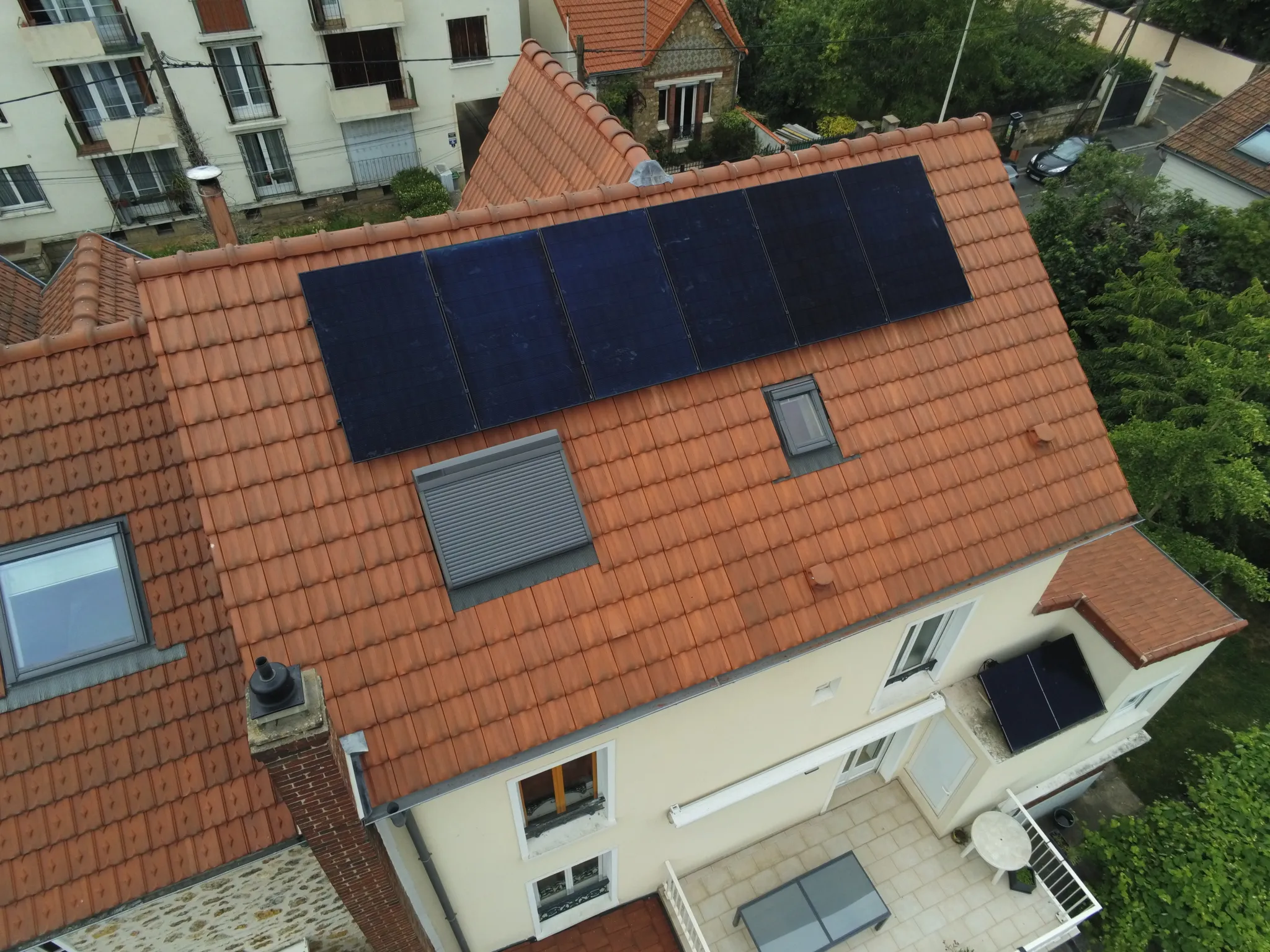 Vue aérienne de la maison et de ses six modules dans son quartier, à Houilles (78800)