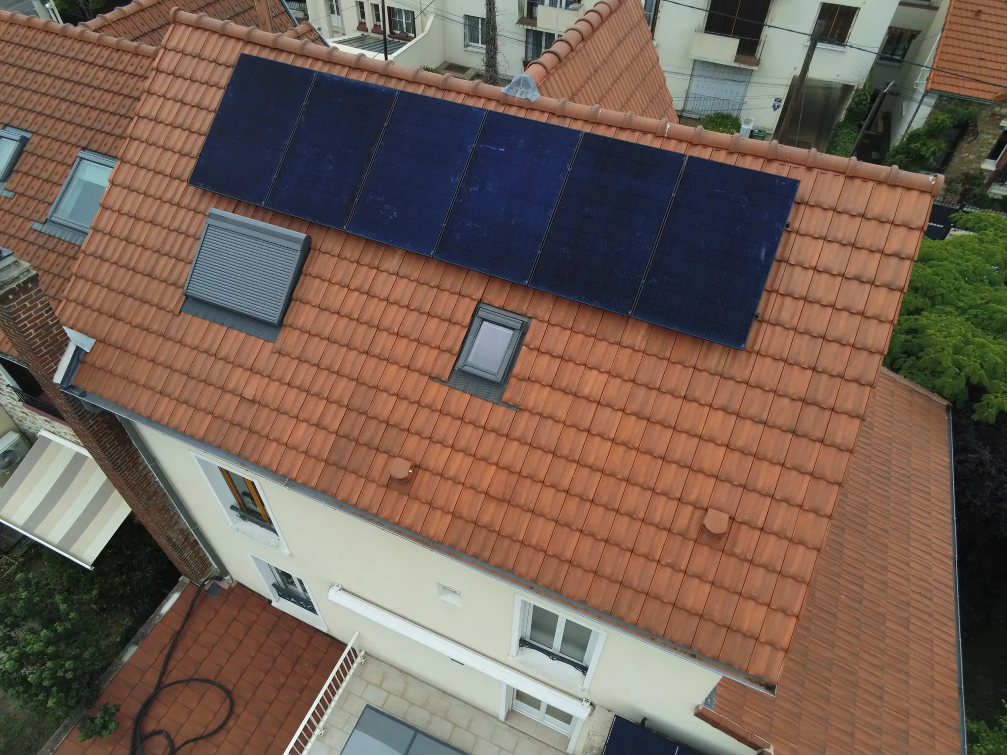 Vue aérienne en biais de la façade et du pan équipé, à Houilles (78800)