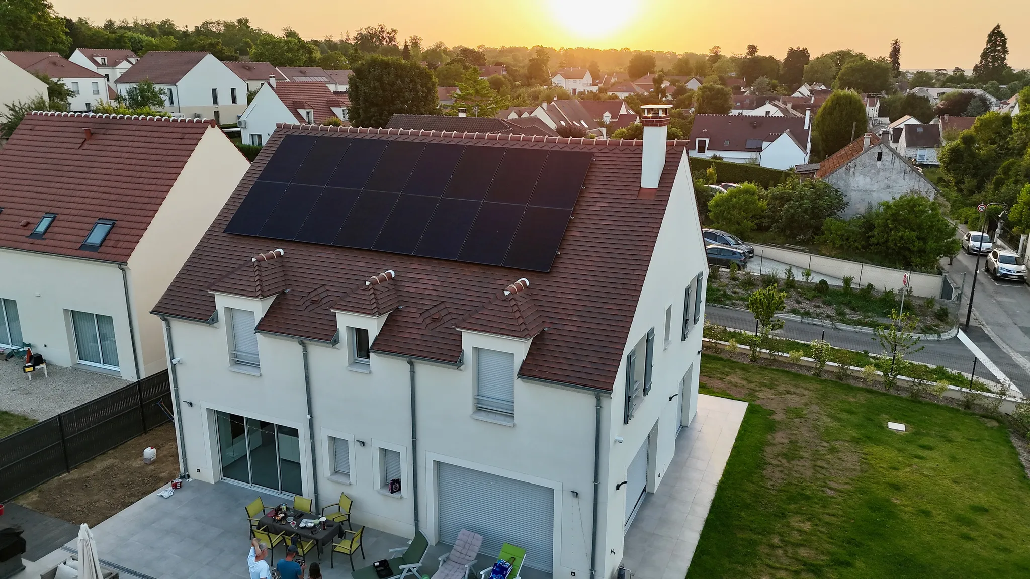 Vue aérienne de la maison neuve et de ses seize modules au coucher du soleil, à Bussy-Saint-Martin (77600)