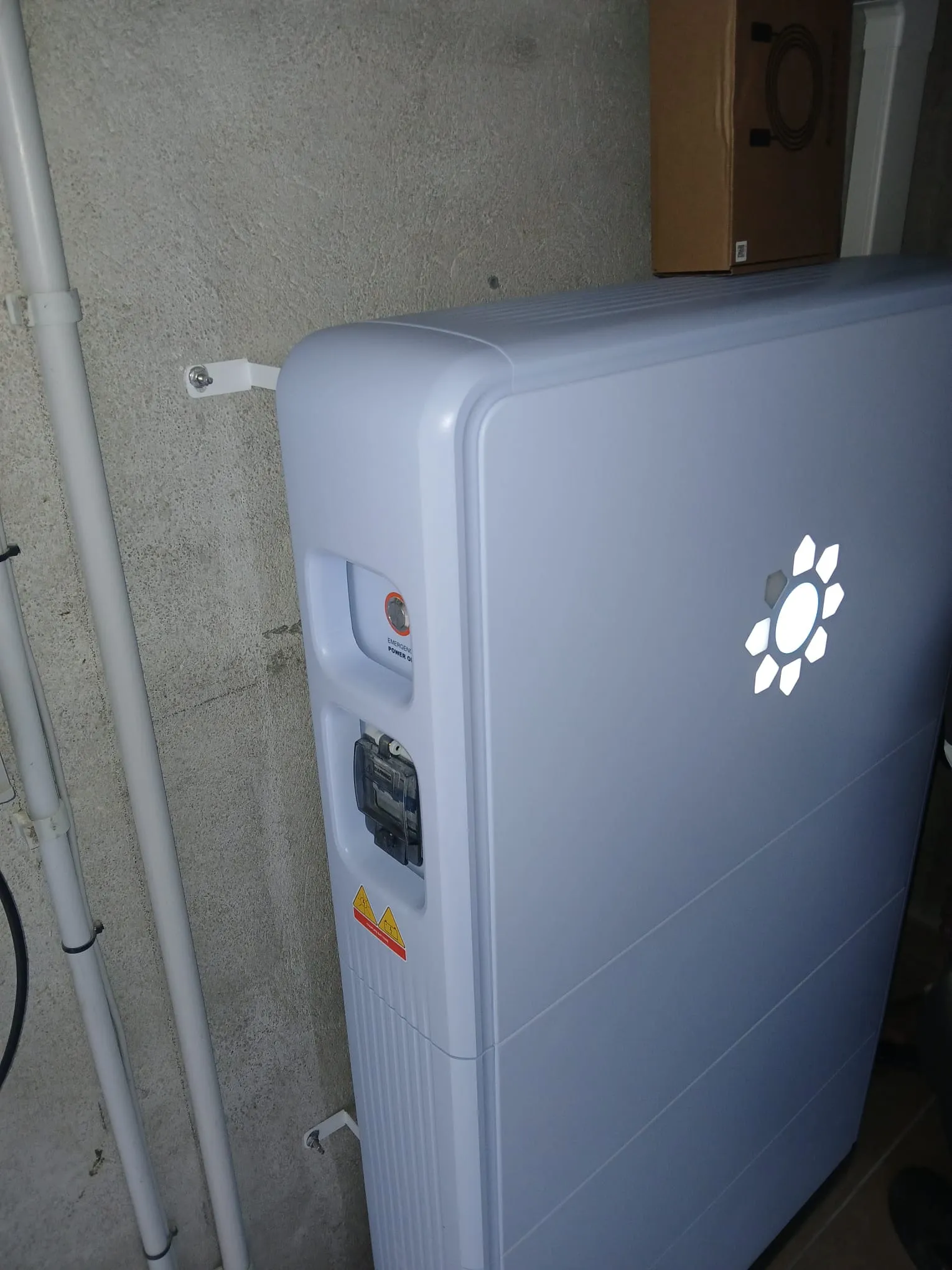 Batterie Beem chargée en courant alternatif, posée en avril 2026 dans le local technique, à Saint-Maur-des-Fossés (94100)