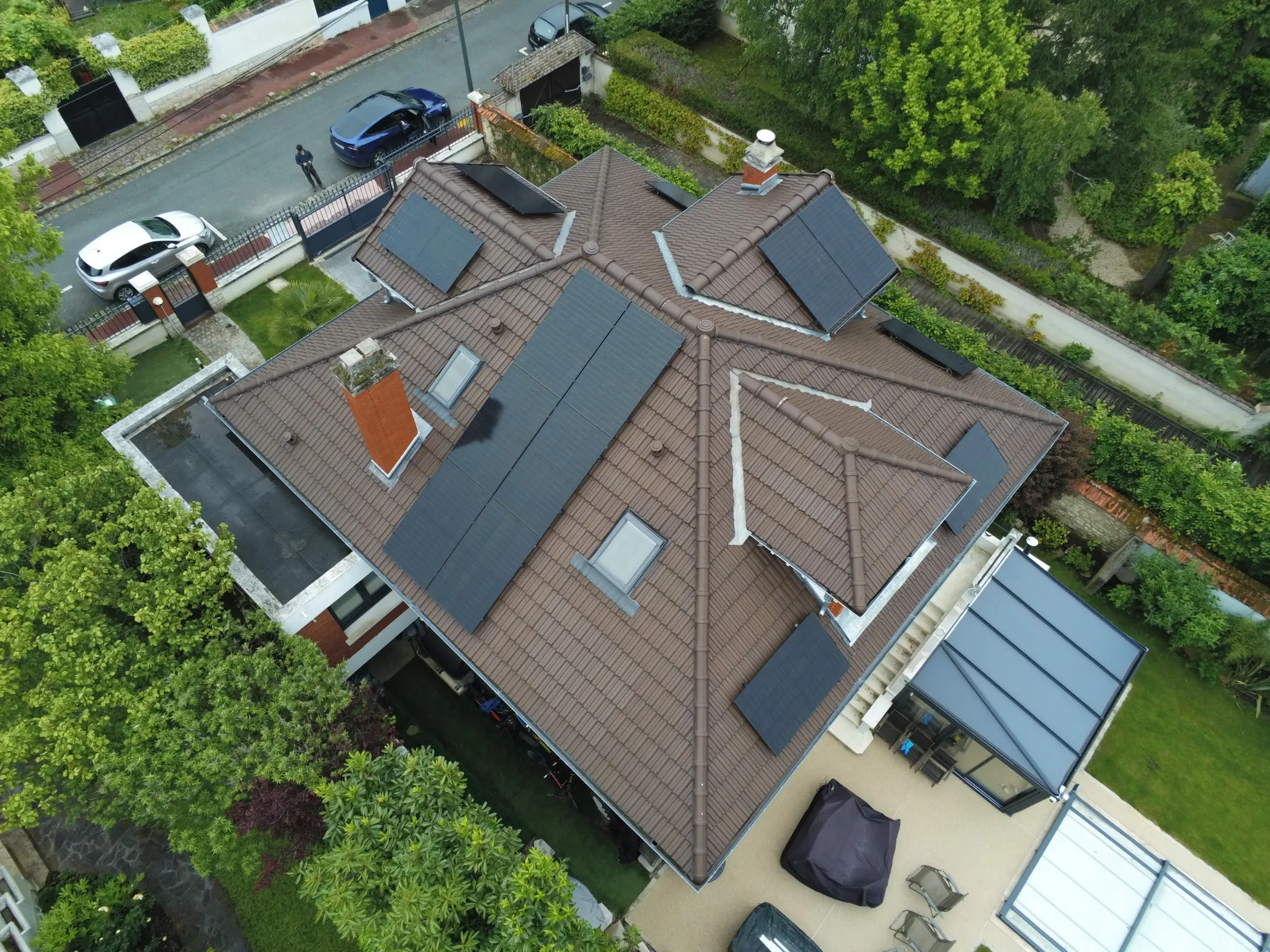 Vue aérienne de la toiture à plusieurs pans et de ses modules photovoltaïques, à Saint-Maur-des-Fossés (94100)