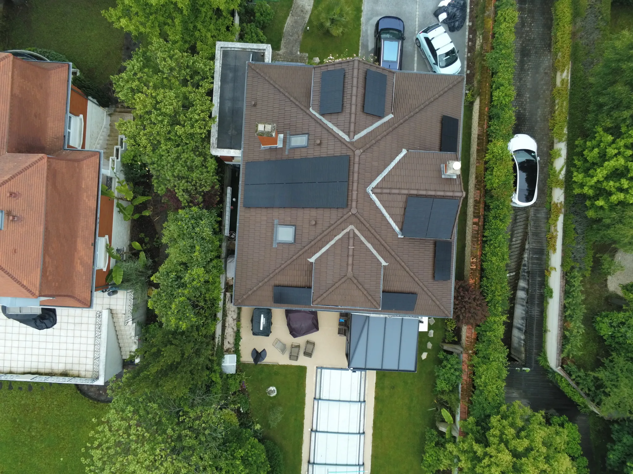 Vue aérienne zénithale de la toiture à plusieurs pans équipée de modules photovoltaïques, à Saint-Maur-des-Fossés (94100)