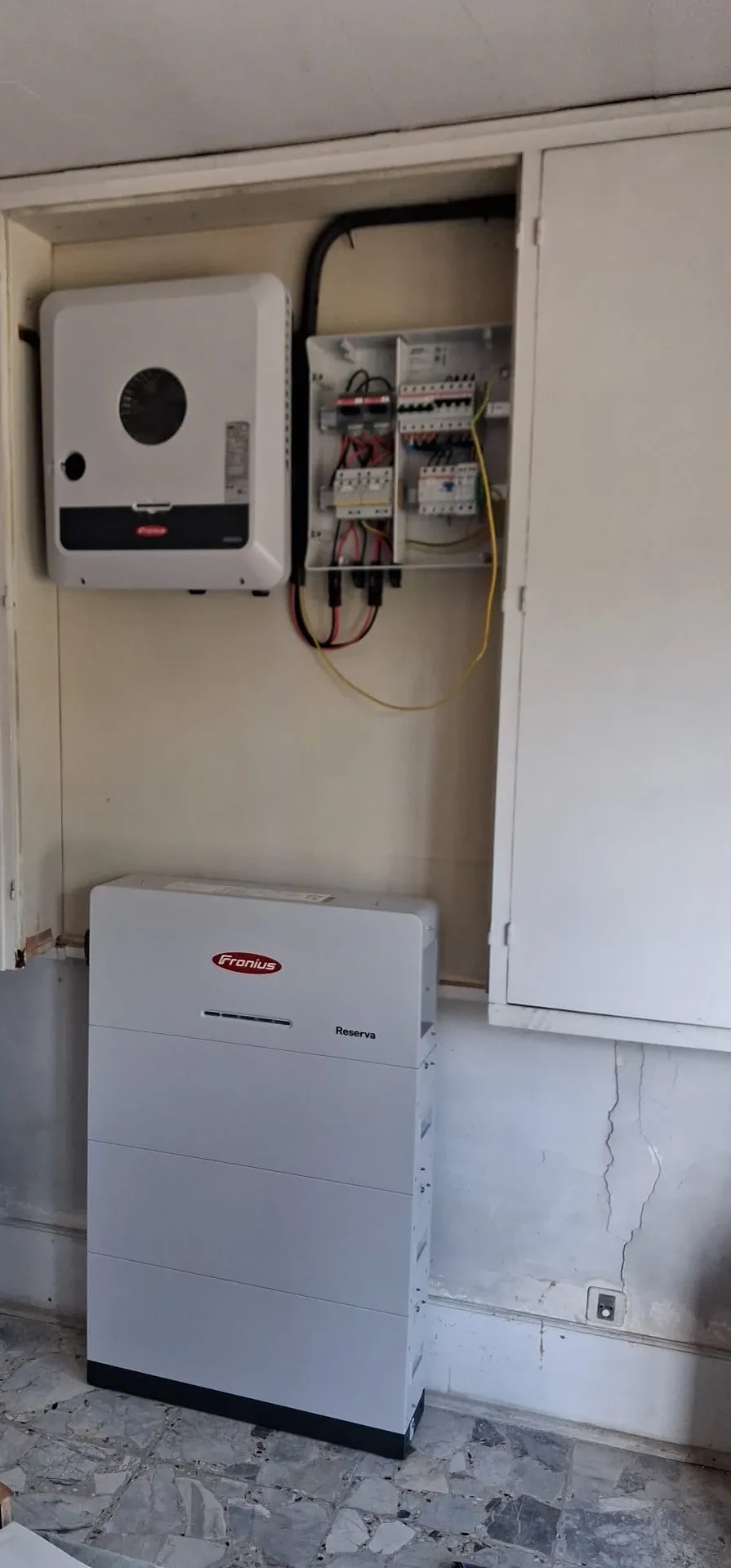 Local technique : onduleur hybride Fronius Symo GEN24, coffret de protection et batterie Fronius Reserva de 12,6 kWh, dans l'Eure (27)