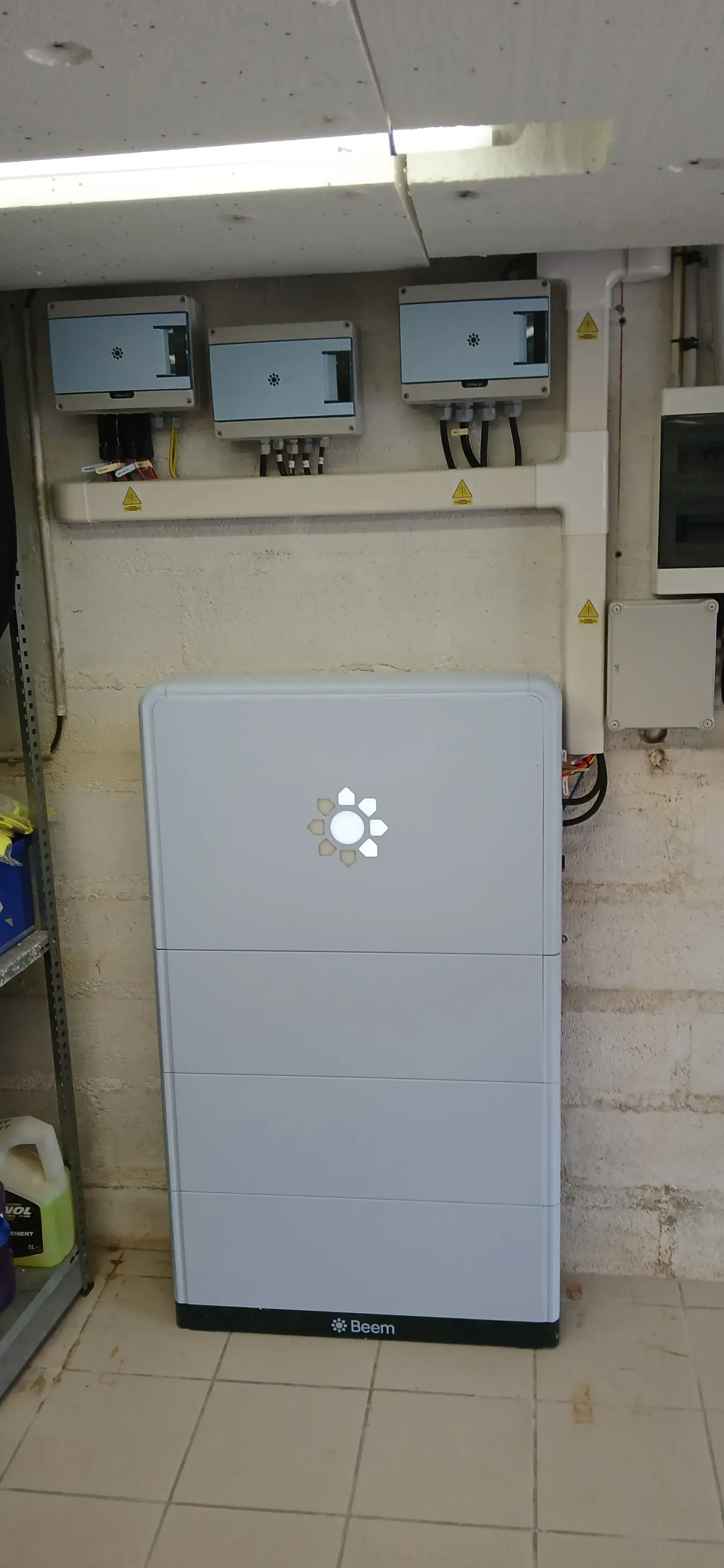 Local technique : la solution Beem All-in-One, onduleur hybride et batterie de 10 kWh, avec ses coffrets de protection, à Longjumeau (91)