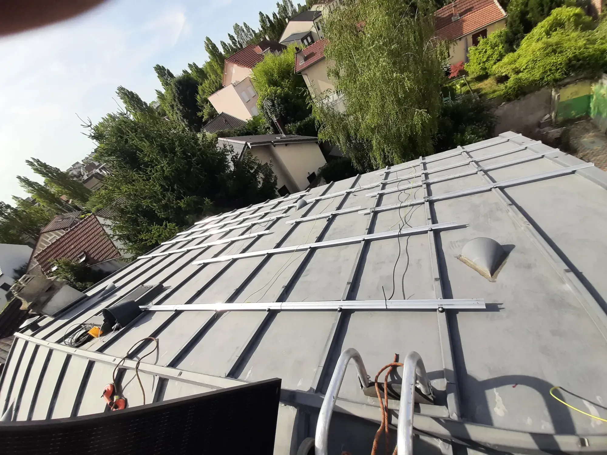 Rails de fixation K2 posés sur la toiture en zinc à tasseaux, avant la pose des modules, à Antony (92)