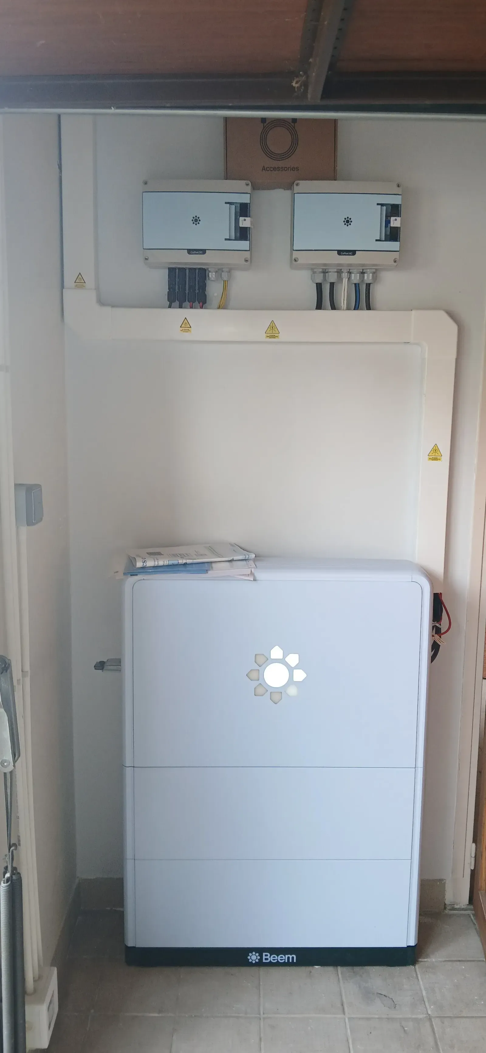 Local technique : la solution Beem All-in-One, onduleur hybride et batterie de 6,6 kWh, avec ses coffrets de protection, à Antony (92)
