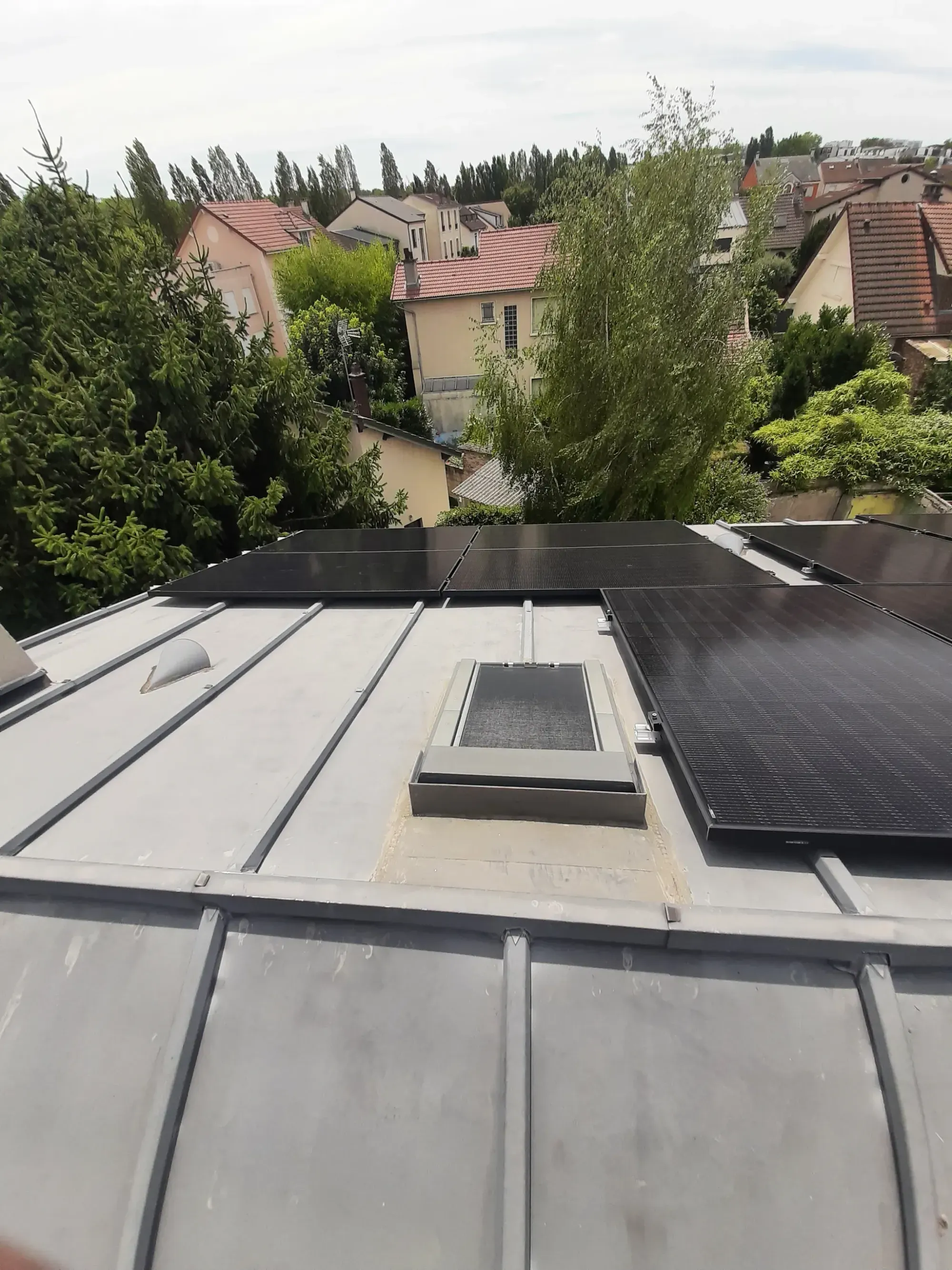 Les modules photovoltaïques noirs posés sur la toiture en zinc à tasseaux, à Antony (92)
