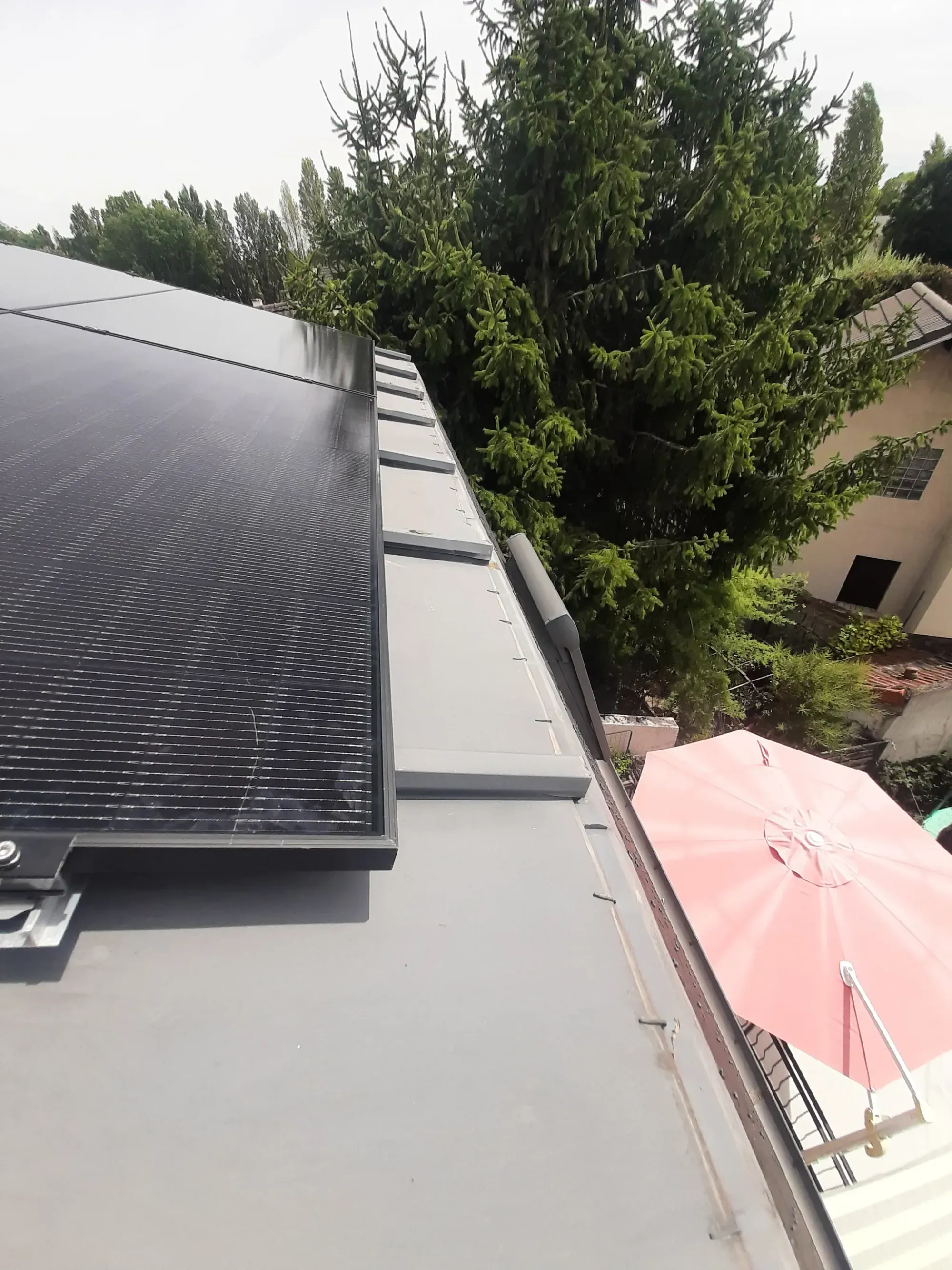 Les modules photovoltaïques en bordure de toiture, sur le zinc à tasseaux, à Antony (92)