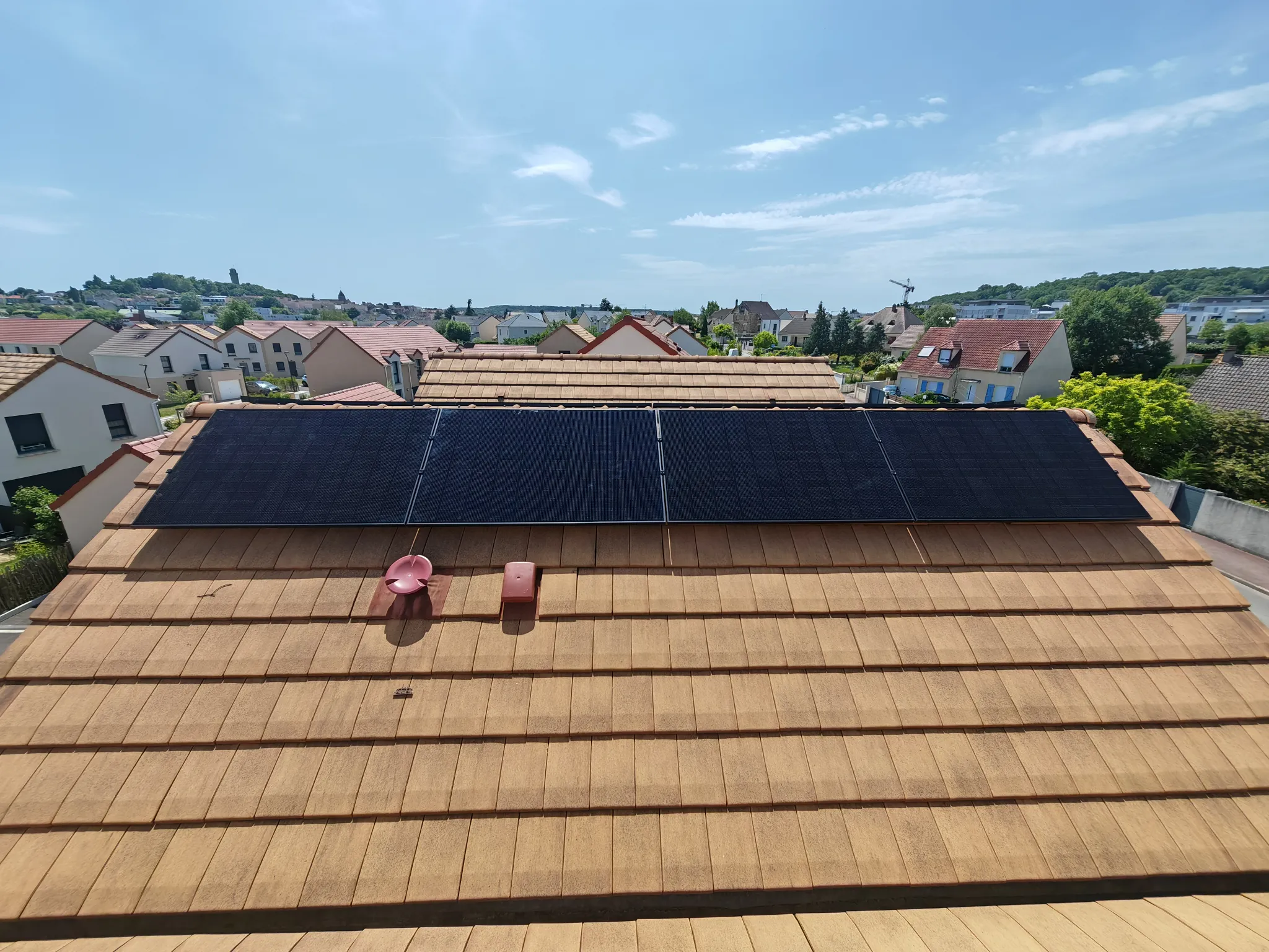 Une rangée de quatre modules photovoltaïques sur un second pan de la toiture, à Montlhéry (91)