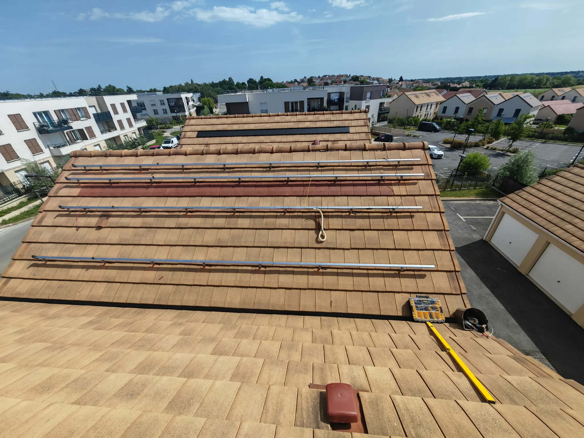 Rails de fixation ESDEC posés sur la toiture en tuiles mécaniques, avant la pose des modules, à Montlhéry (91)