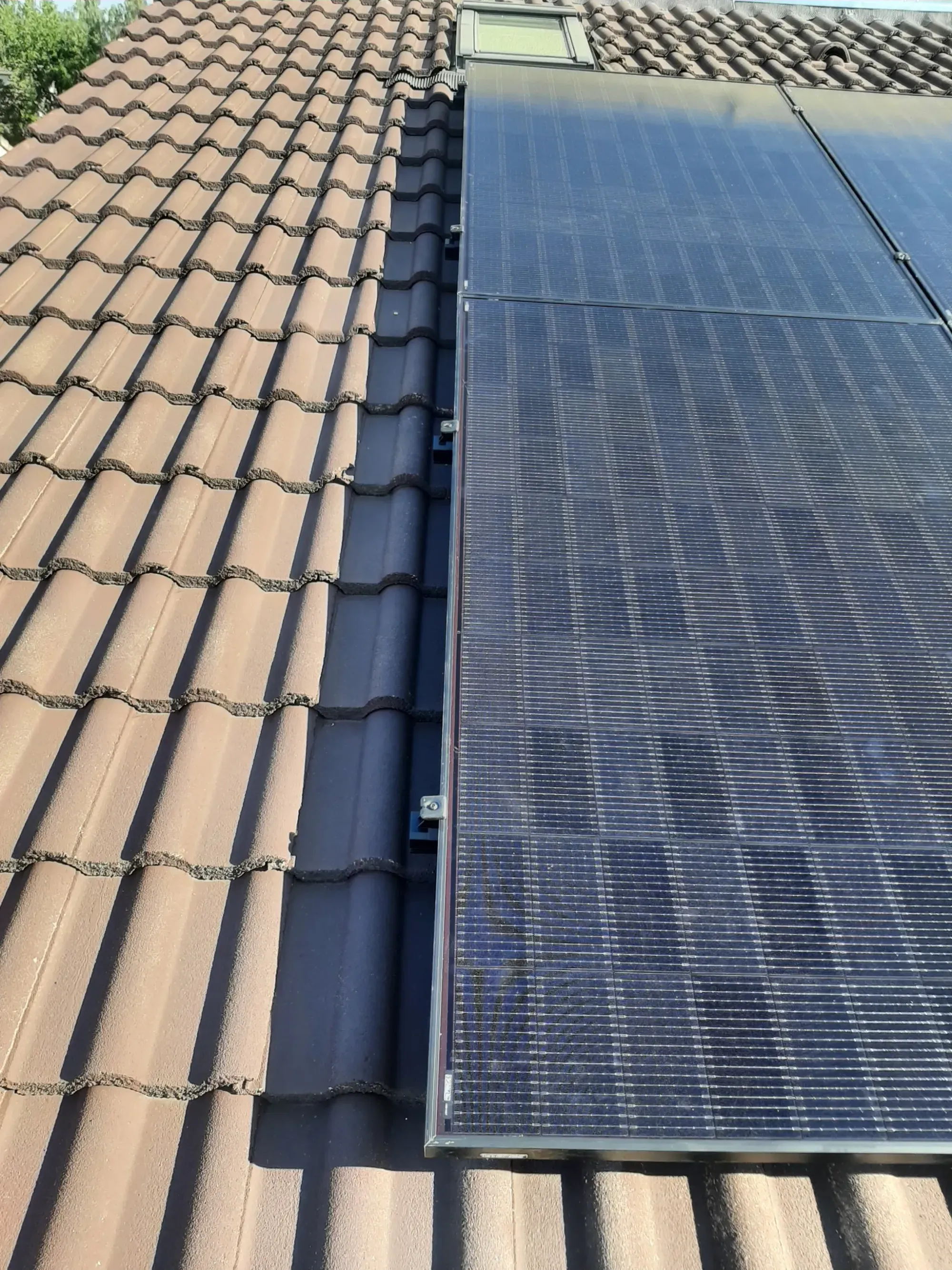 Modules photovoltaïques Voltec Solar posés sur la toiture en tuiles béton, aux Clayes-sous-Bois (78)
