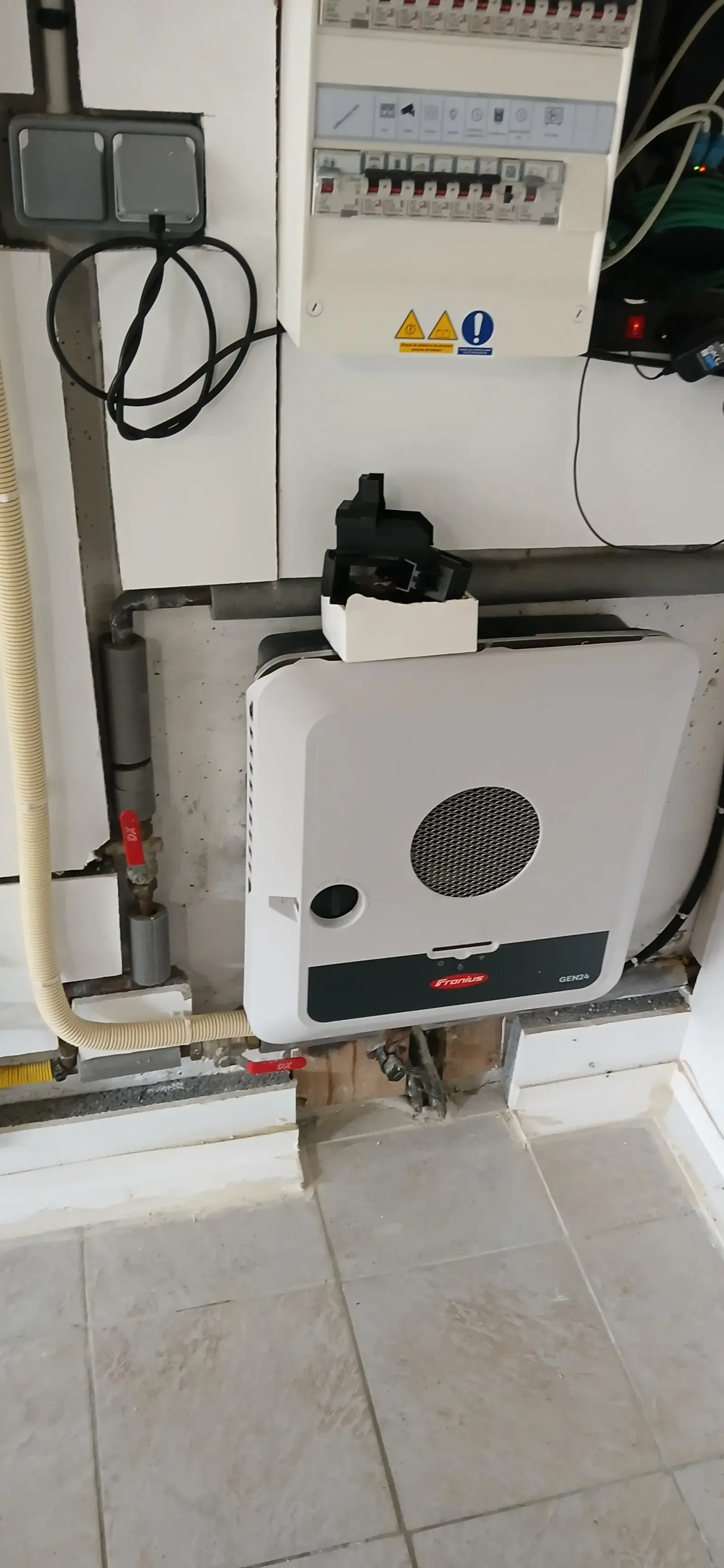 Onduleur Fronius Primo GEN24 installé sous le tableau électrique, aux Clayes-sous-Bois (78)