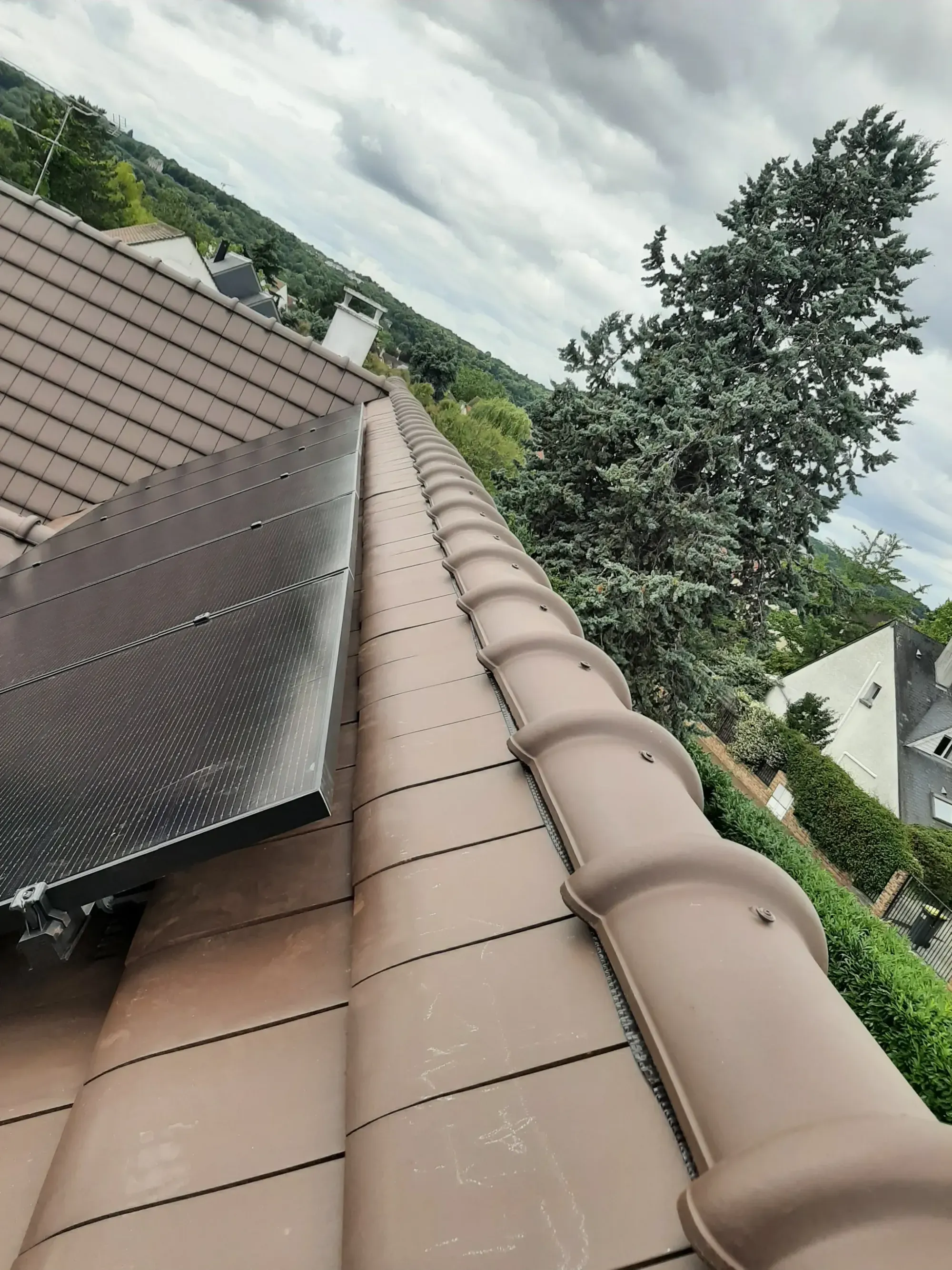 Les modules photovoltaïques Voltec Solar Full Black sur la toiture en tuiles mécaniques, vus depuis le toit, à Croissy-sur-Seine (78)
