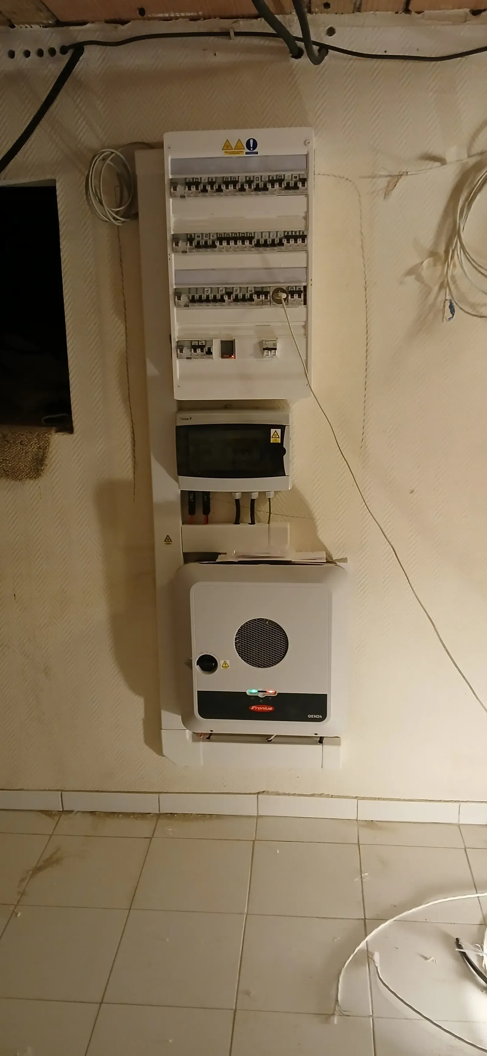 Onduleur Fronius Primo GEN24, coffret de protection et tableau électrique en local technique, à Croissy-sur-Seine (78)