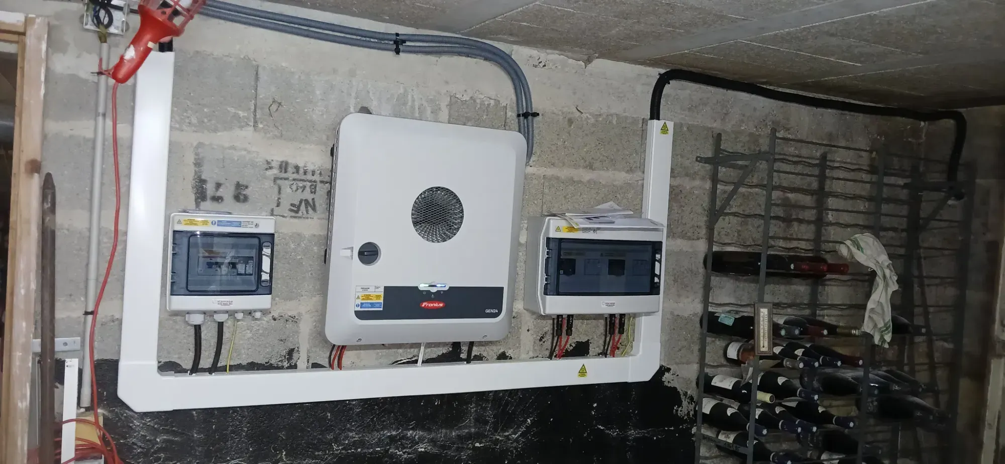 Onduleur hybride Fronius Primo GEN24 et coffrets de protection en local technique, à La Frette-sur-Seine (95)
