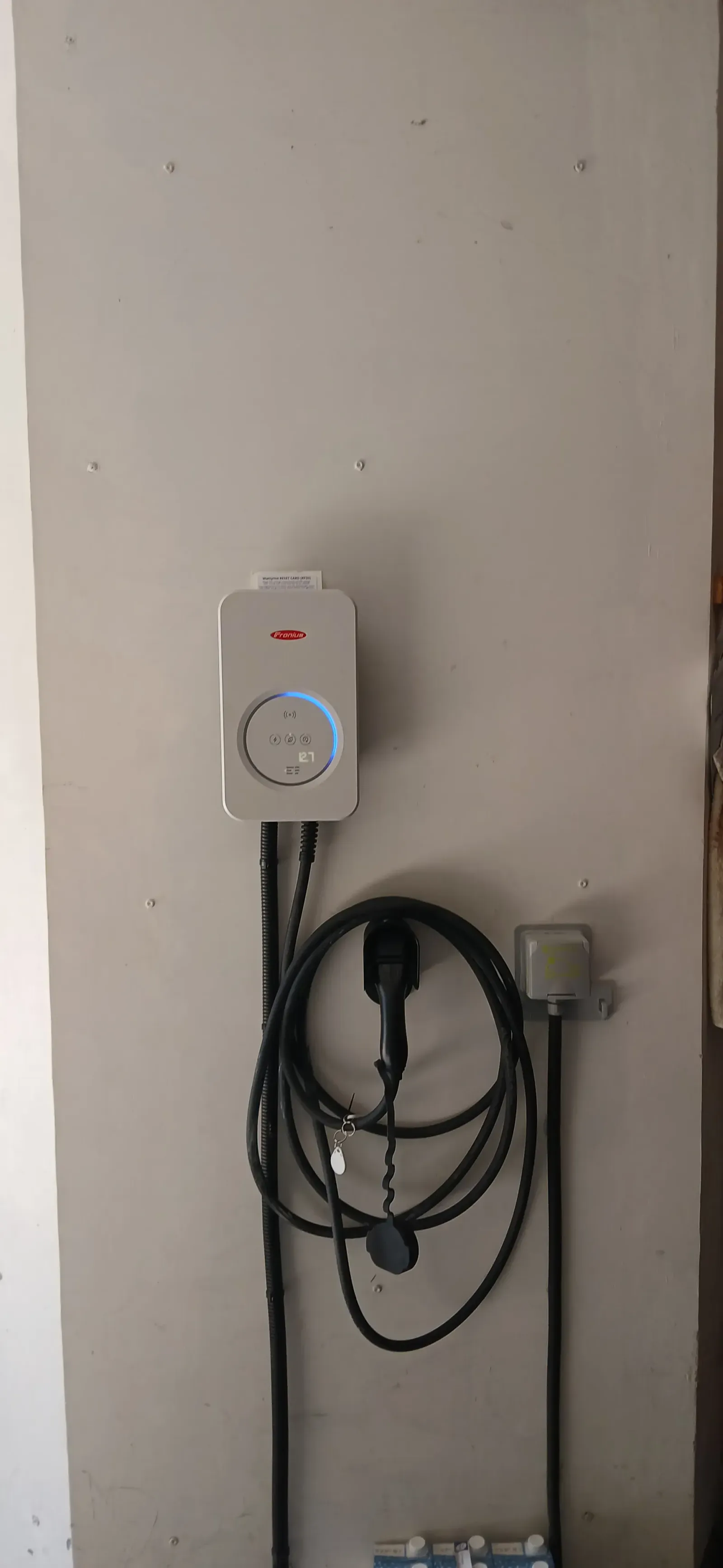 Borne de recharge Fronius Wattpilot Flex Home posée au mur, à La Frette-sur-Seine (95)