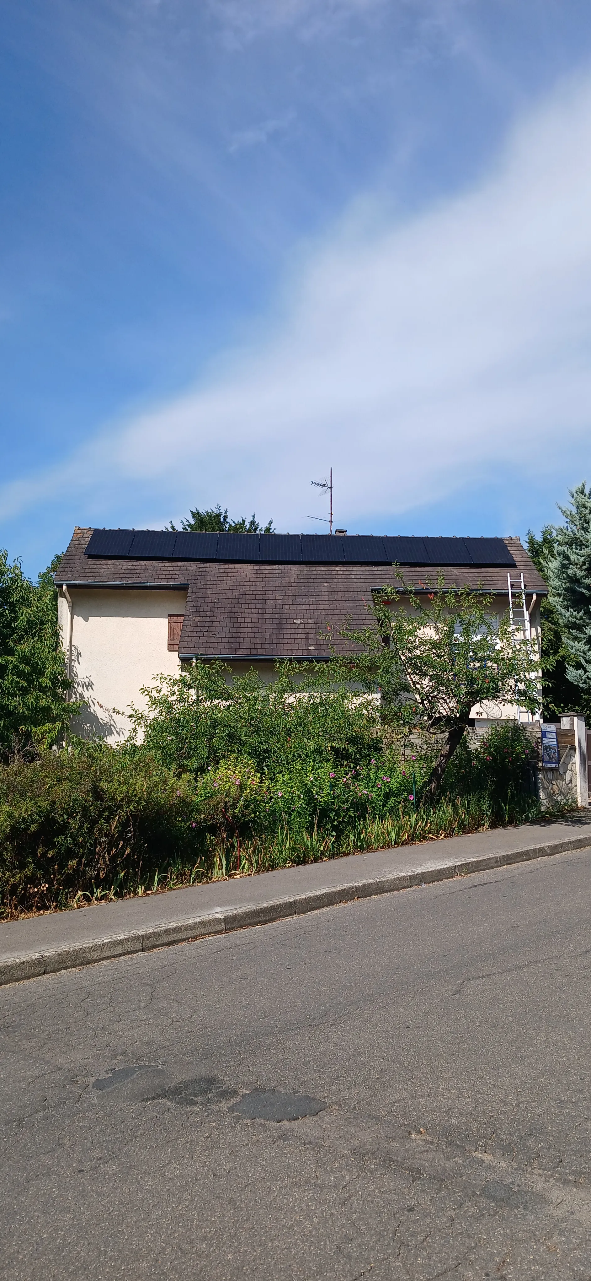 La maison vue de la rue, avec les modules photovoltaïques sur le toit, à La Frette-sur-Seine (95)