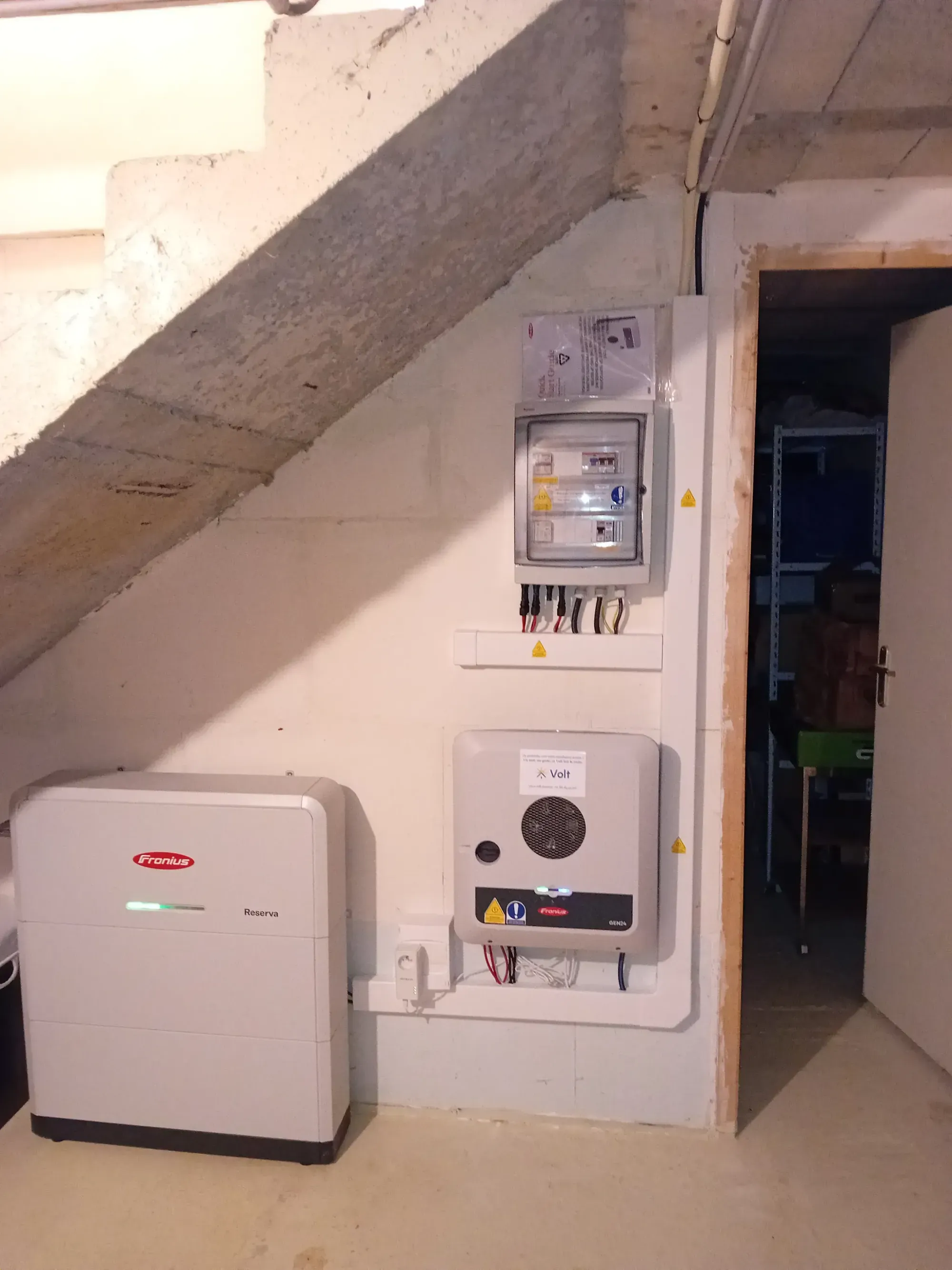 Onduleur Fronius GEN24, coffret de protection et batterie Fronius Reserva sous l'escalier, à Maisons-Laffitte (78600)