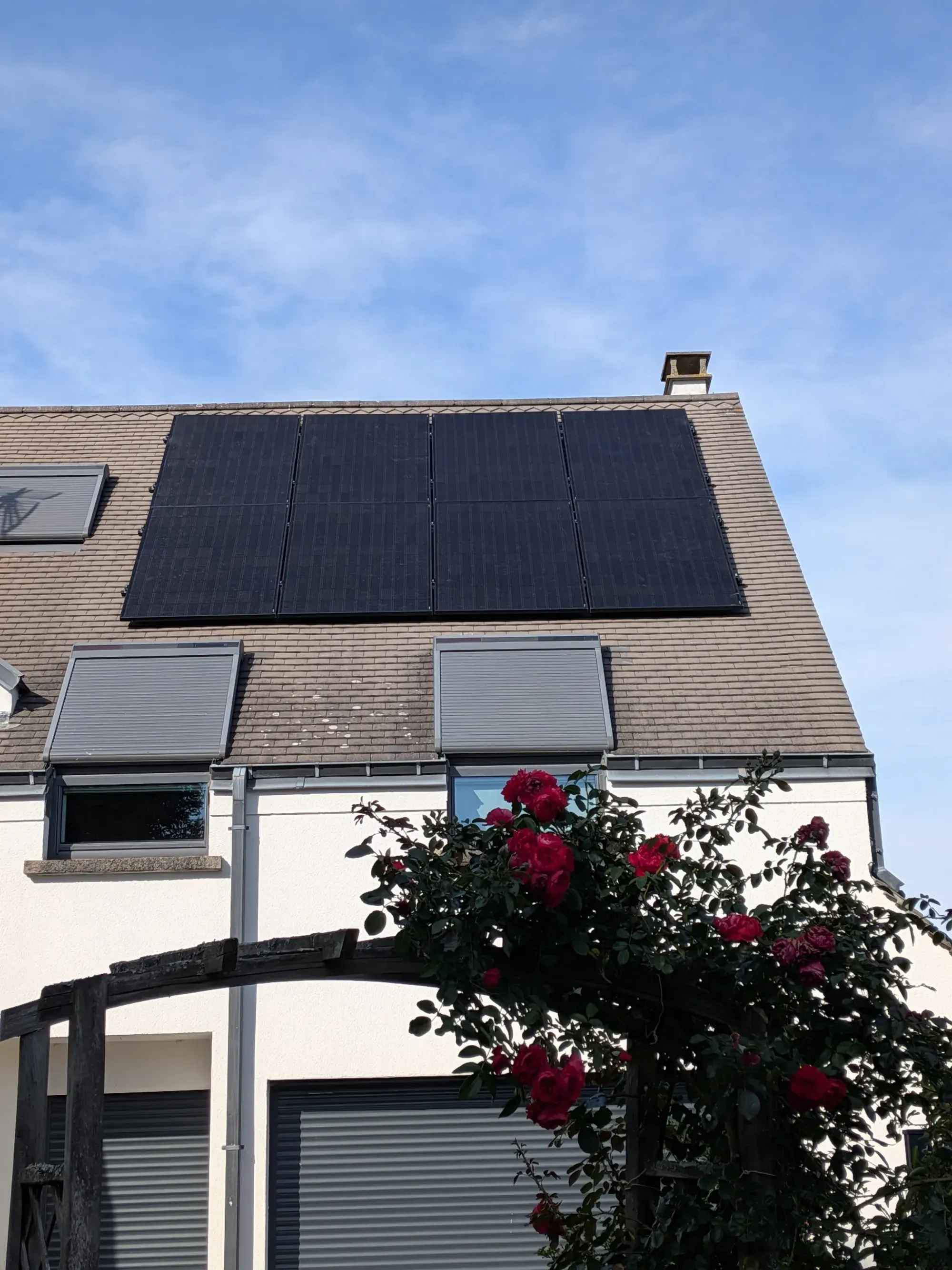 Les huit modules photovoltaïques noirs sur la toiture en tuiles plates, en plan rapproché, à Nanteuil-lès-Meaux (77)