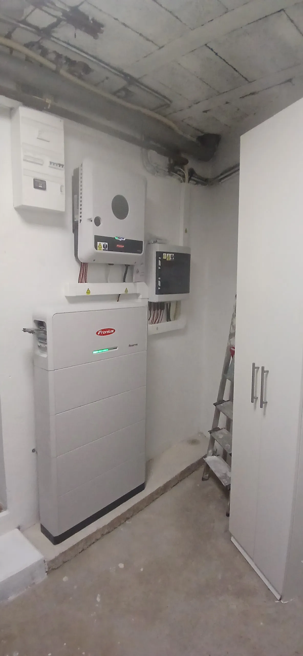 Local technique : onduleur hybride Fronius Symo GEN24, batterie Fronius Reserva de 12,6 kWh et coffret de protection, à Orgeval (78)