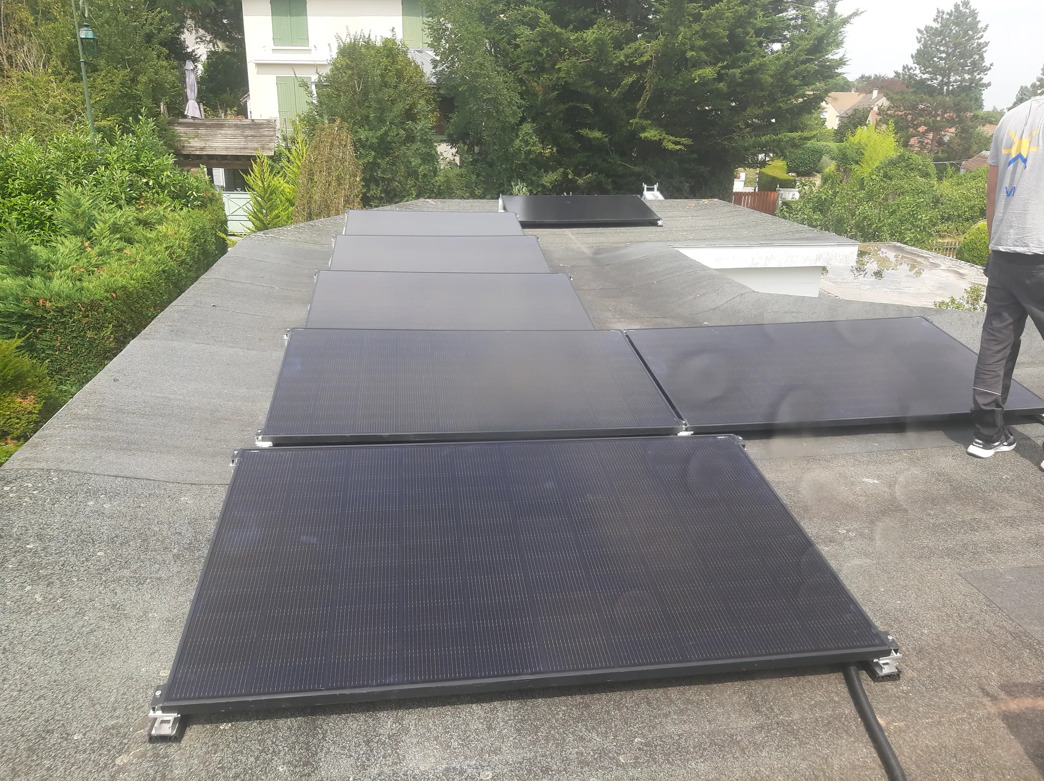 Modules photovoltaïques sur le toit-terrasse en fin de chantier, à Orgeval (78)