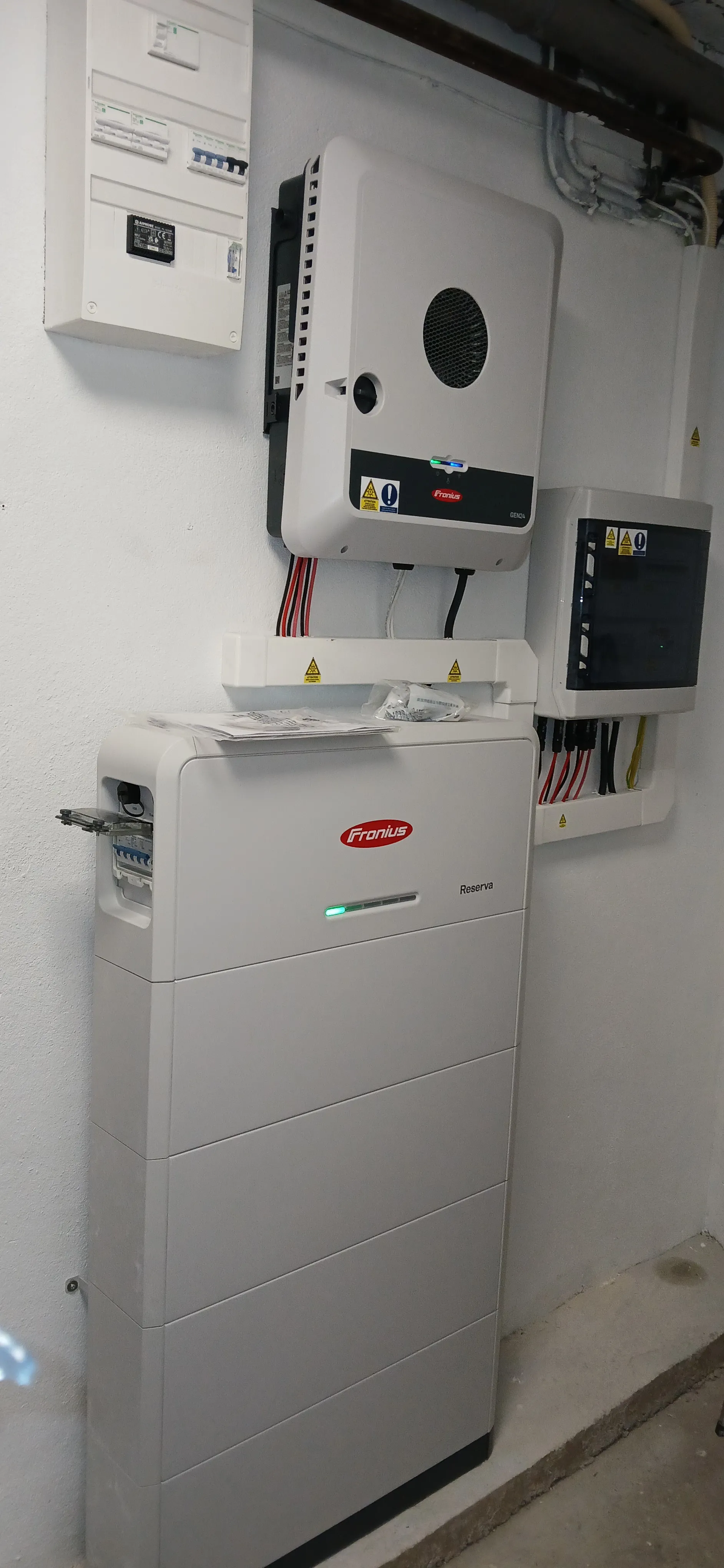 Batterie Fronius Reserva en quatre blocs et onduleur hybride Fronius GEN24, à Orgeval (78)