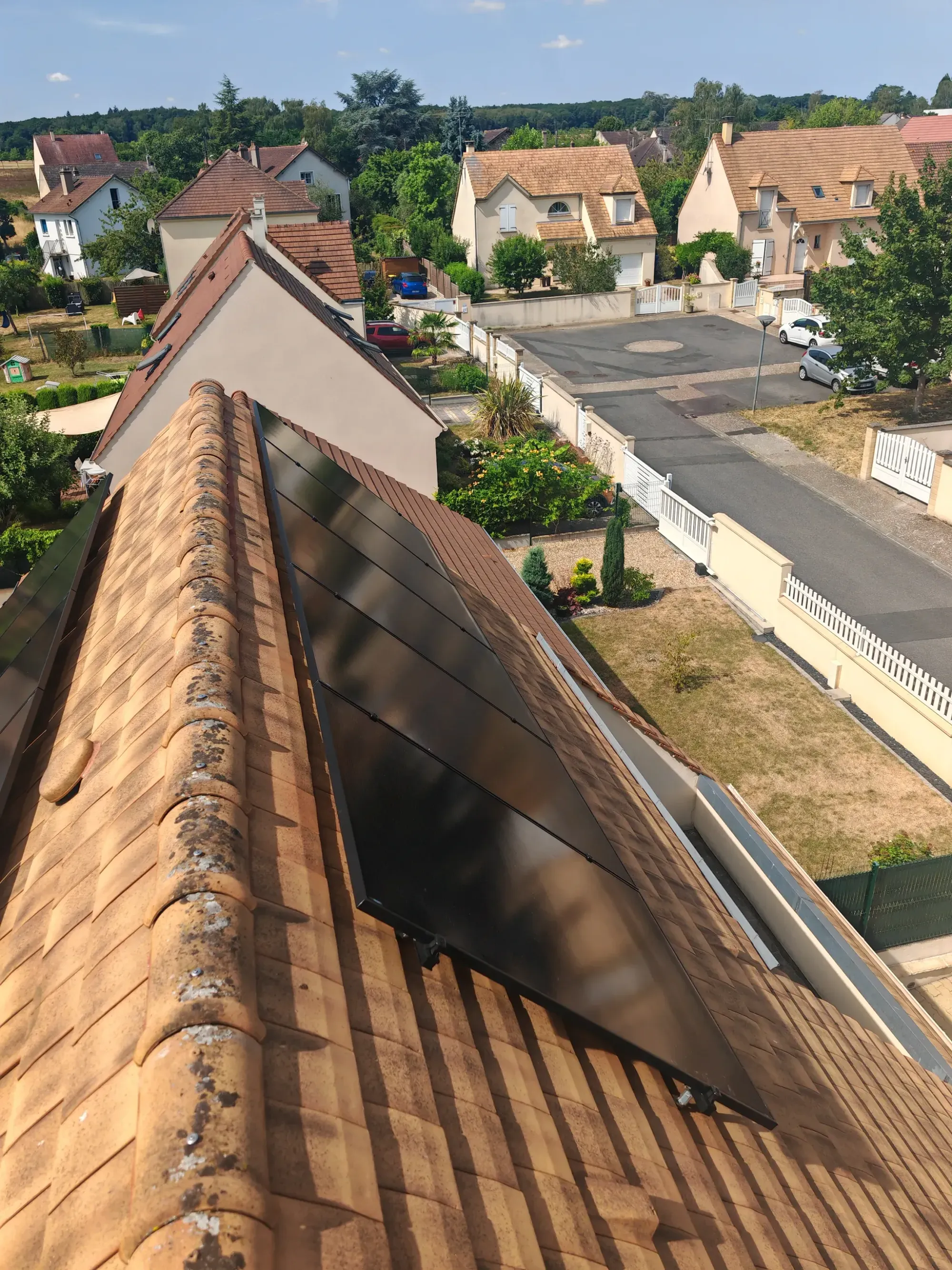 Modules Voltec Solar sur l'un des deux pans, vus depuis le faîtage, à Dourdan (91)