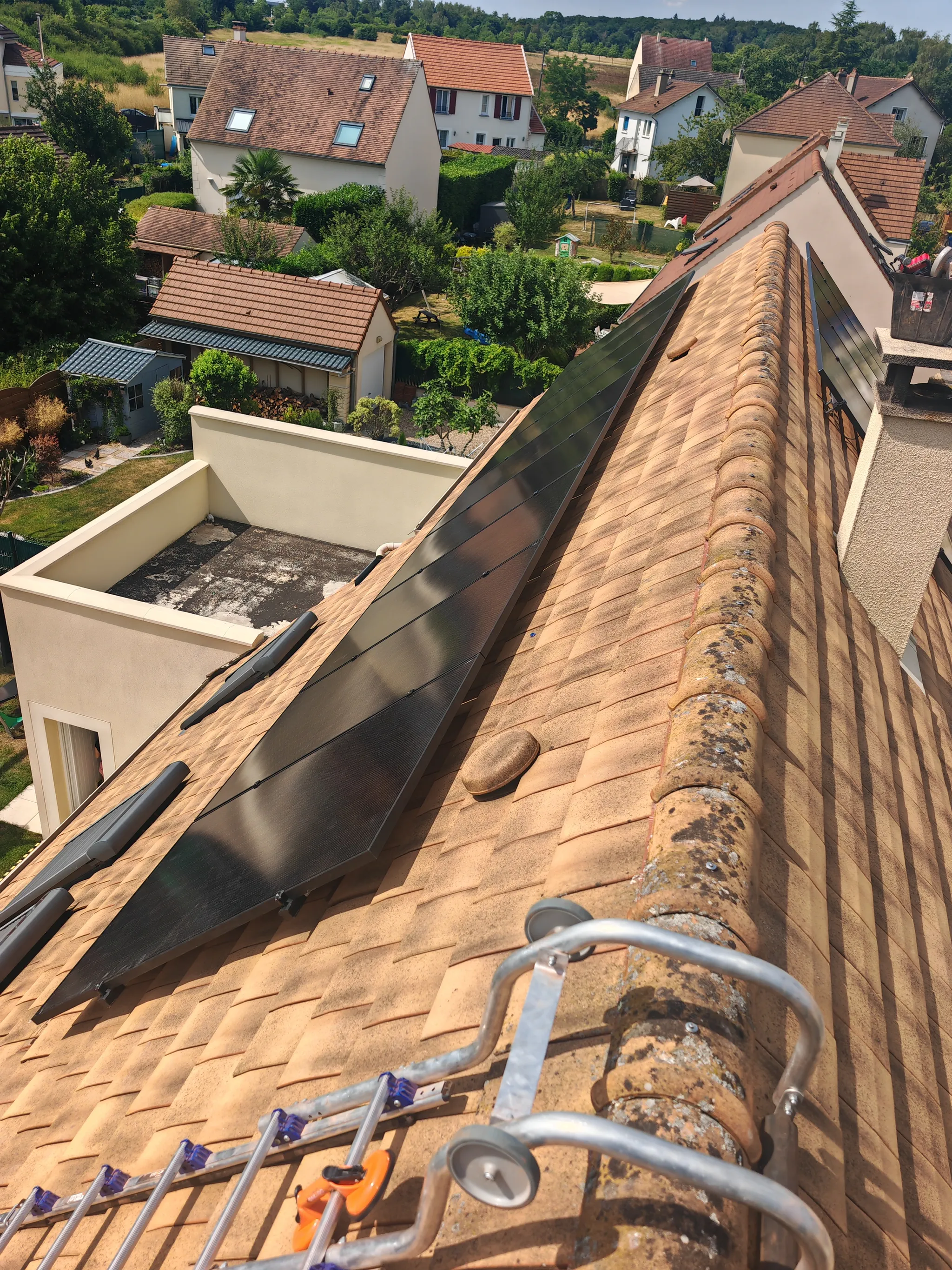 Les modules photovoltaïques posés sur les deux pans de la toiture en tuiles mécaniques, à Dourdan (91)