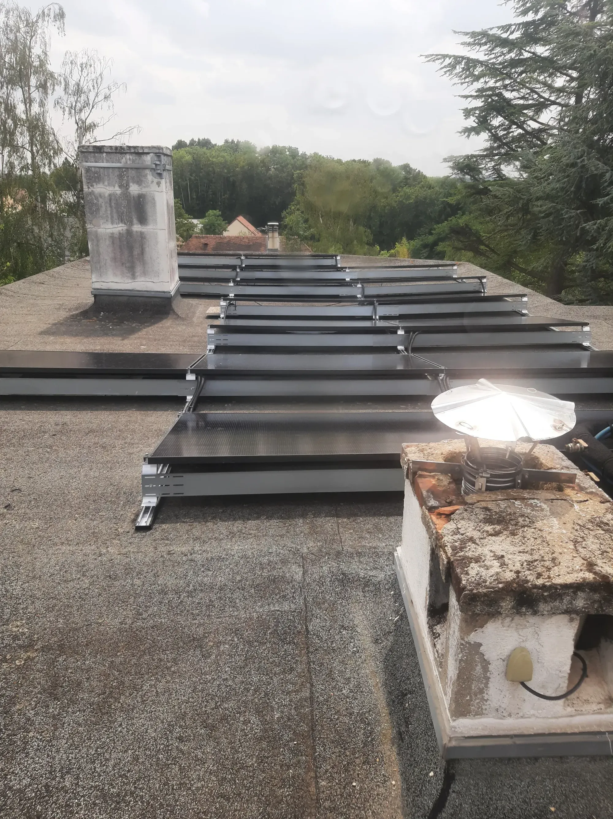 Les rangées de modules vues de l'arrière, sur leurs structures K2 Systems Dome 6 inclinées, à Orgeval (78)