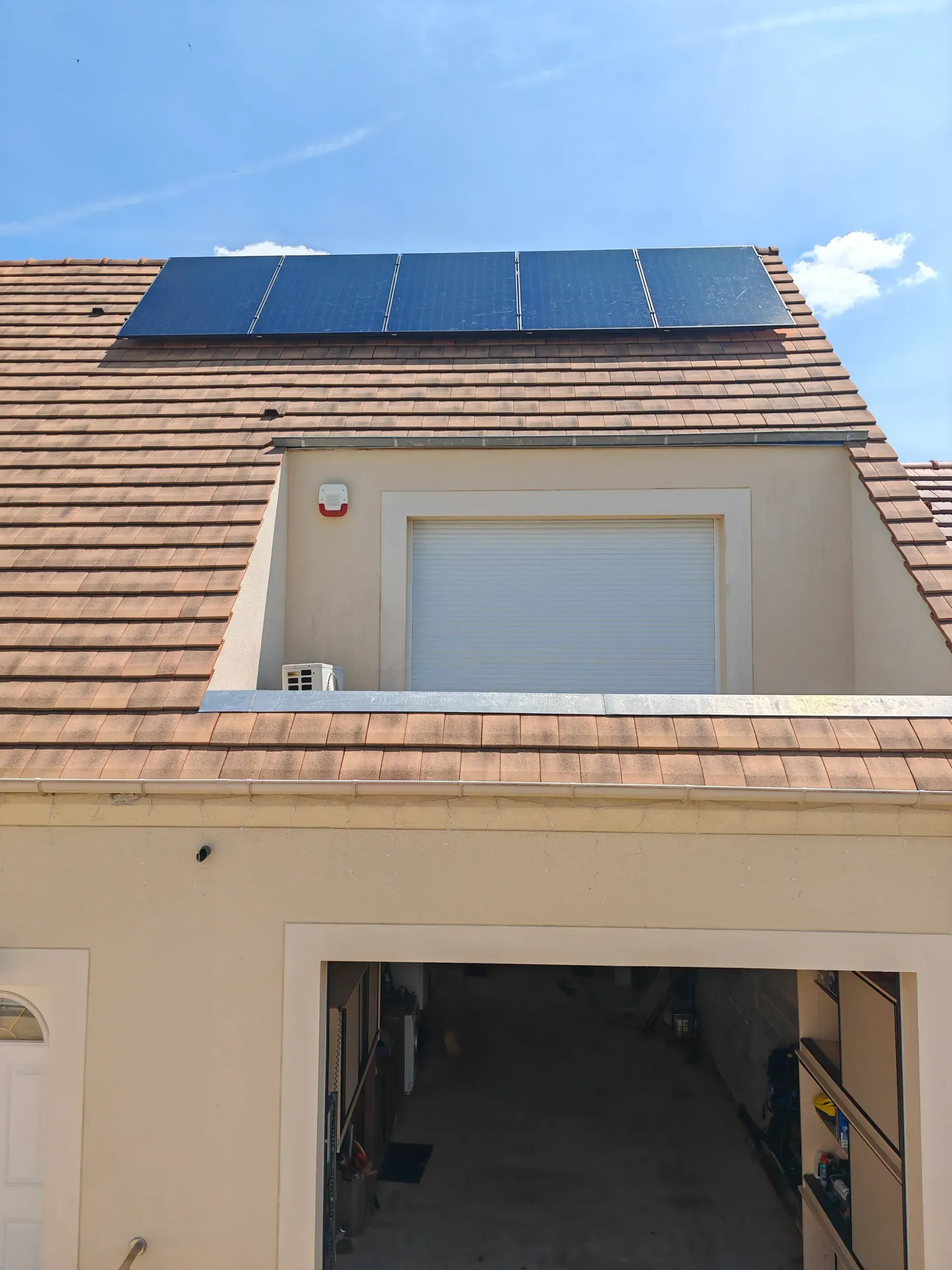 La maison côté rue, avec les modules sur le pan supérieur de la toiture, à Dourdan (91)