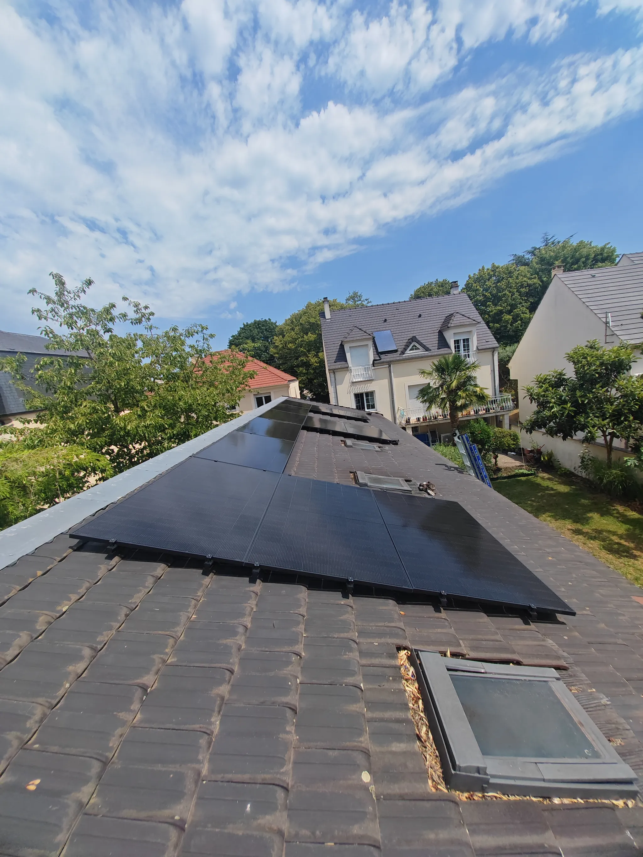 Les modules photovoltaïques sur la toiture en tuiles mécaniques de la dépendance, à Longjumeau (91)