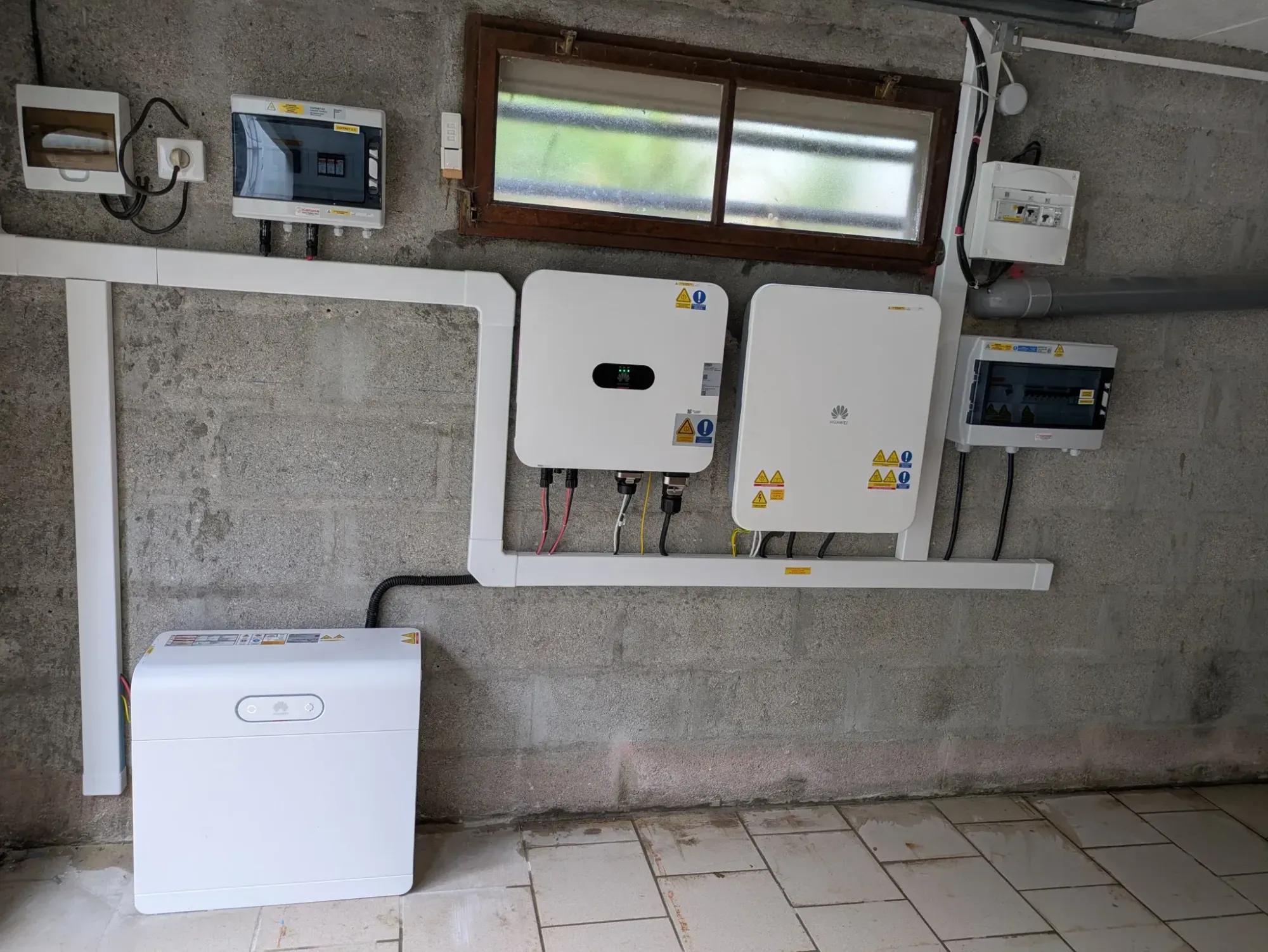 Local technique : onduleur hybride Huawei, boîtier de secours Backup SmartGuard, batterie Huawei LUNA2000 et coffrets de protection, à Boissettes (77)