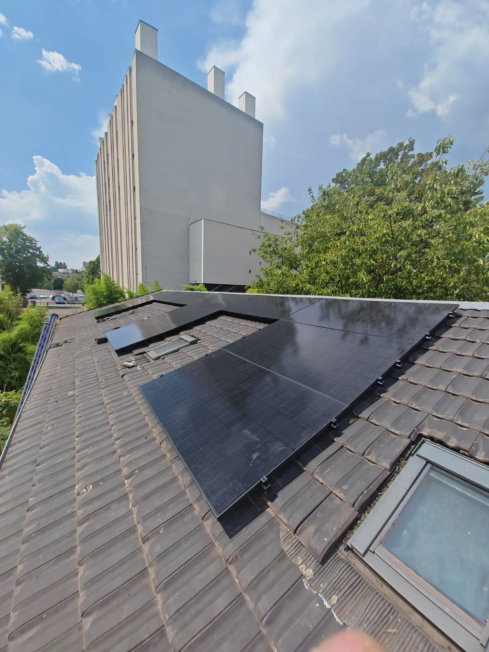 Les modules photovoltaïques de la dépendance, vus depuis l'autre extrémité de la toiture, à Longjumeau (91)