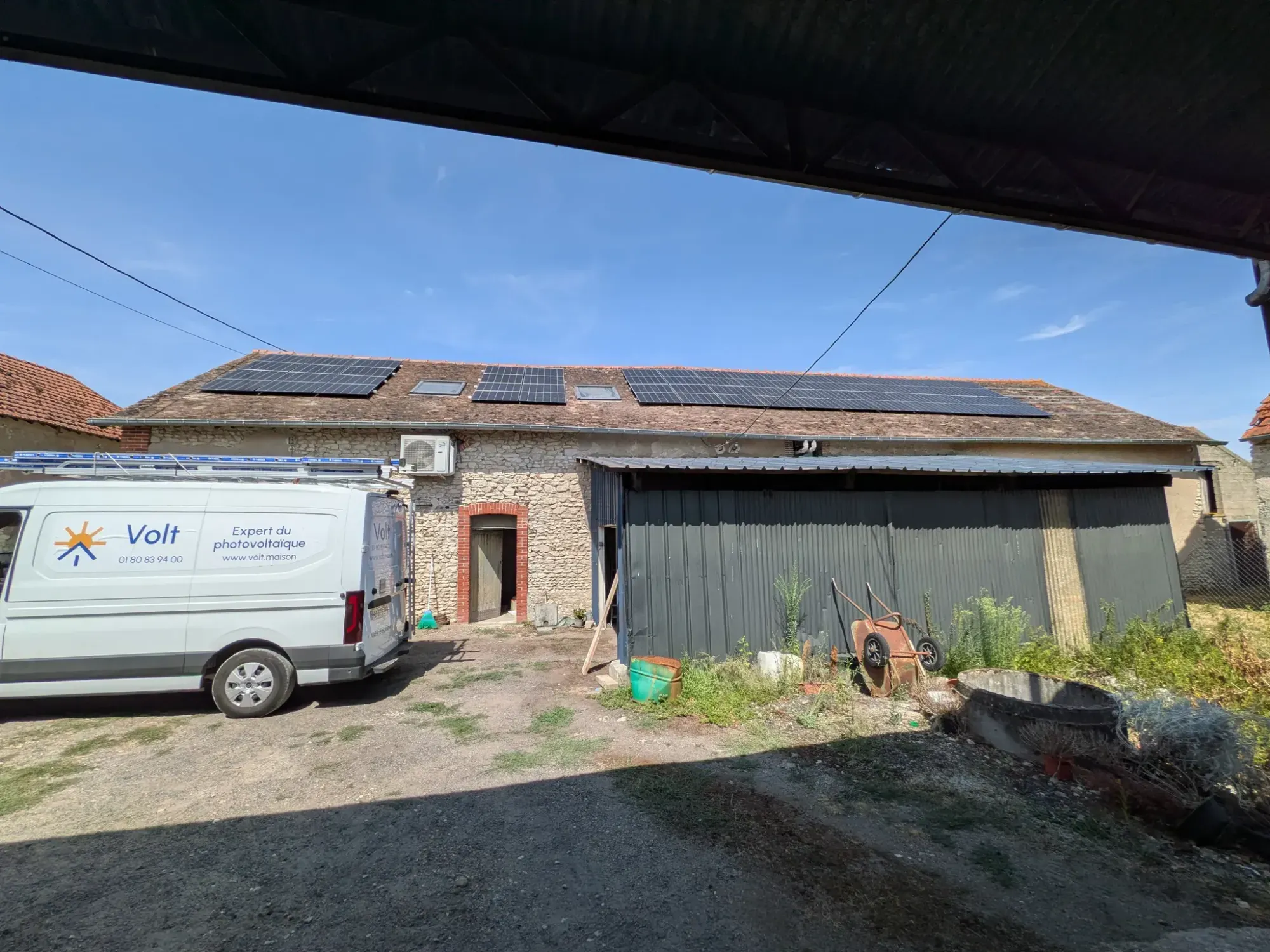 L'entrepôt et ses modules photovoltaïques répartis en trois zones sur la toiture en tuiles plates anciennes, à Pannes (45)