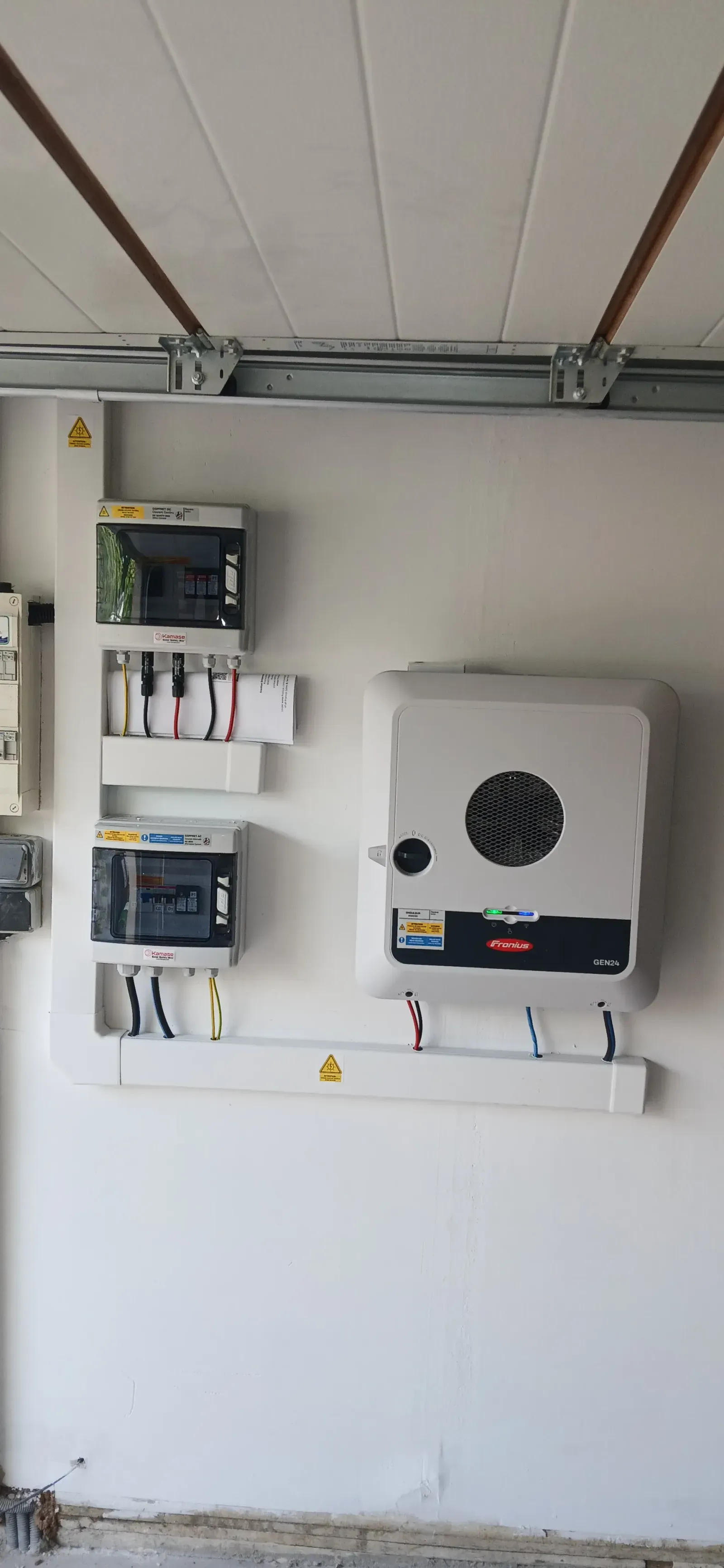 Onduleur hybride Fronius Primo GEN24 et coffrets de protection AC et DC, à Conflans-Sainte-Honorine (78)